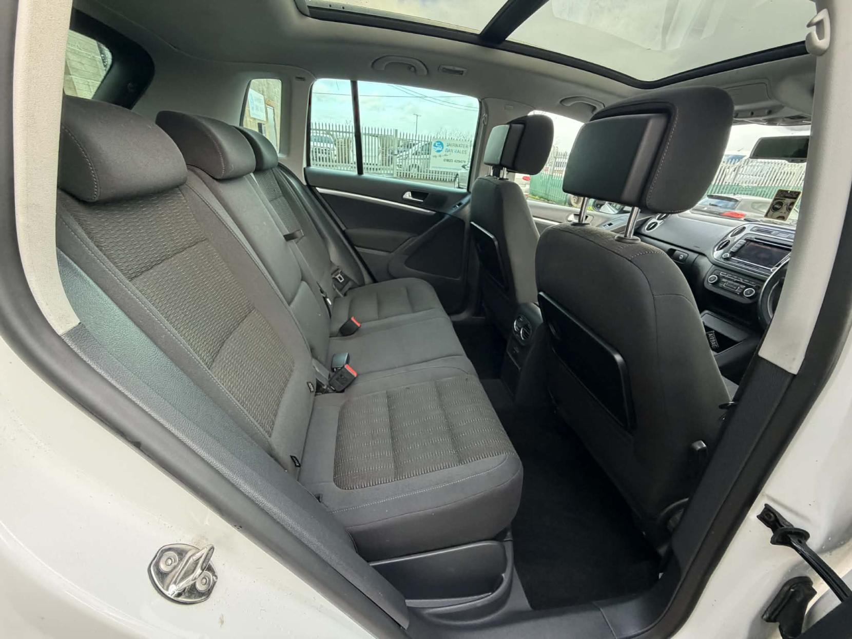 Volkswagen Tiguan 2.0 TDI BlueMotion Tech SE SUV 5dr Diesel DSG 4WD Euro 5 (s/s) (140 ps)