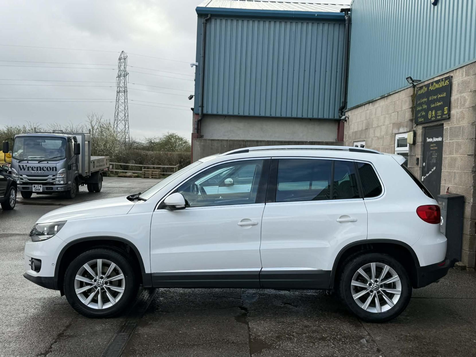 Volkswagen Tiguan 2.0 TDI BlueMotion Tech SE SUV 5dr Diesel DSG 4WD Euro 5 (s/s) (140 ps)