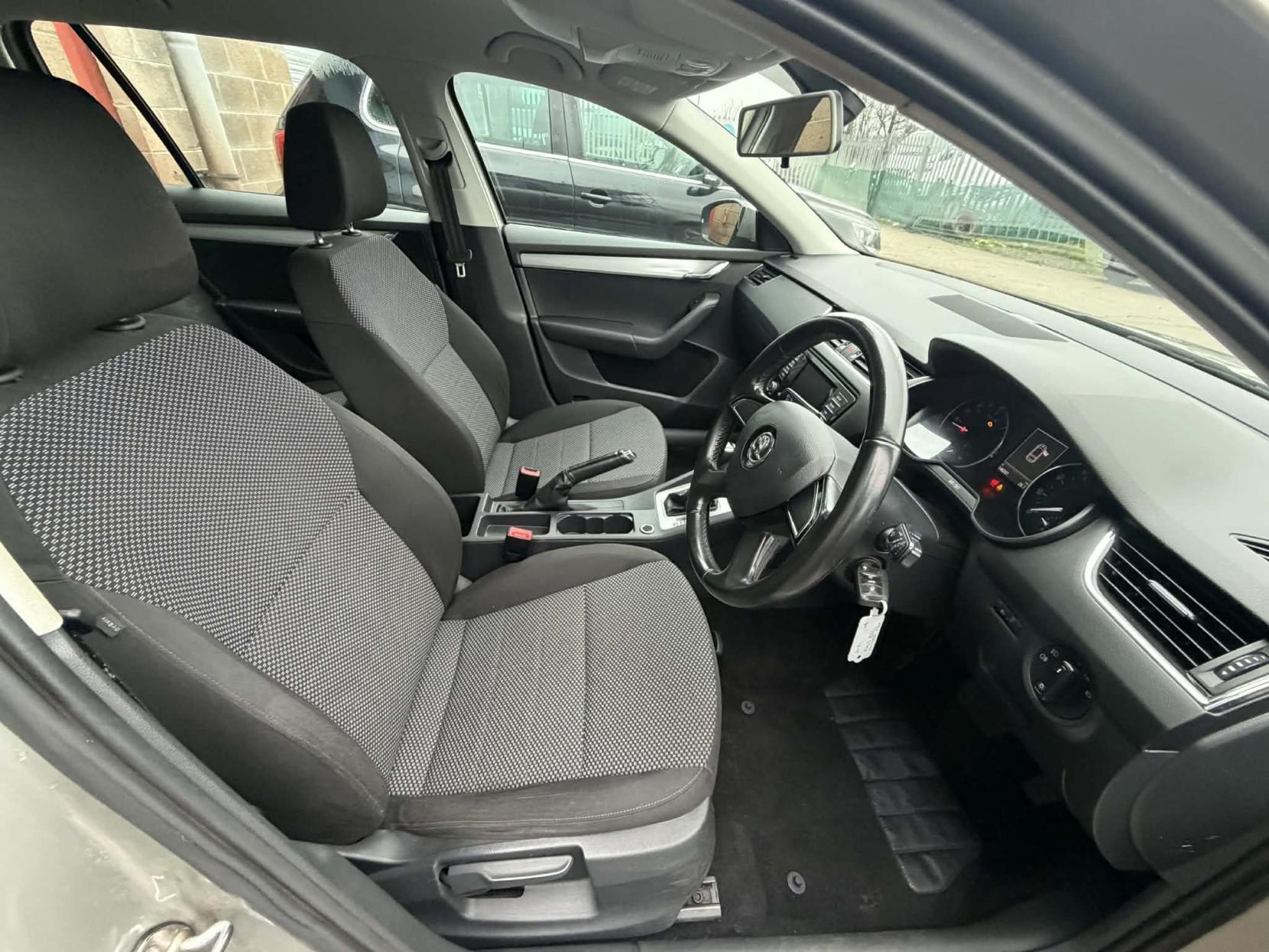 Skoda Octavia 1.6 TDI SE Estate 5dr Diesel DSG Euro 5 (s/s) (105 ps)