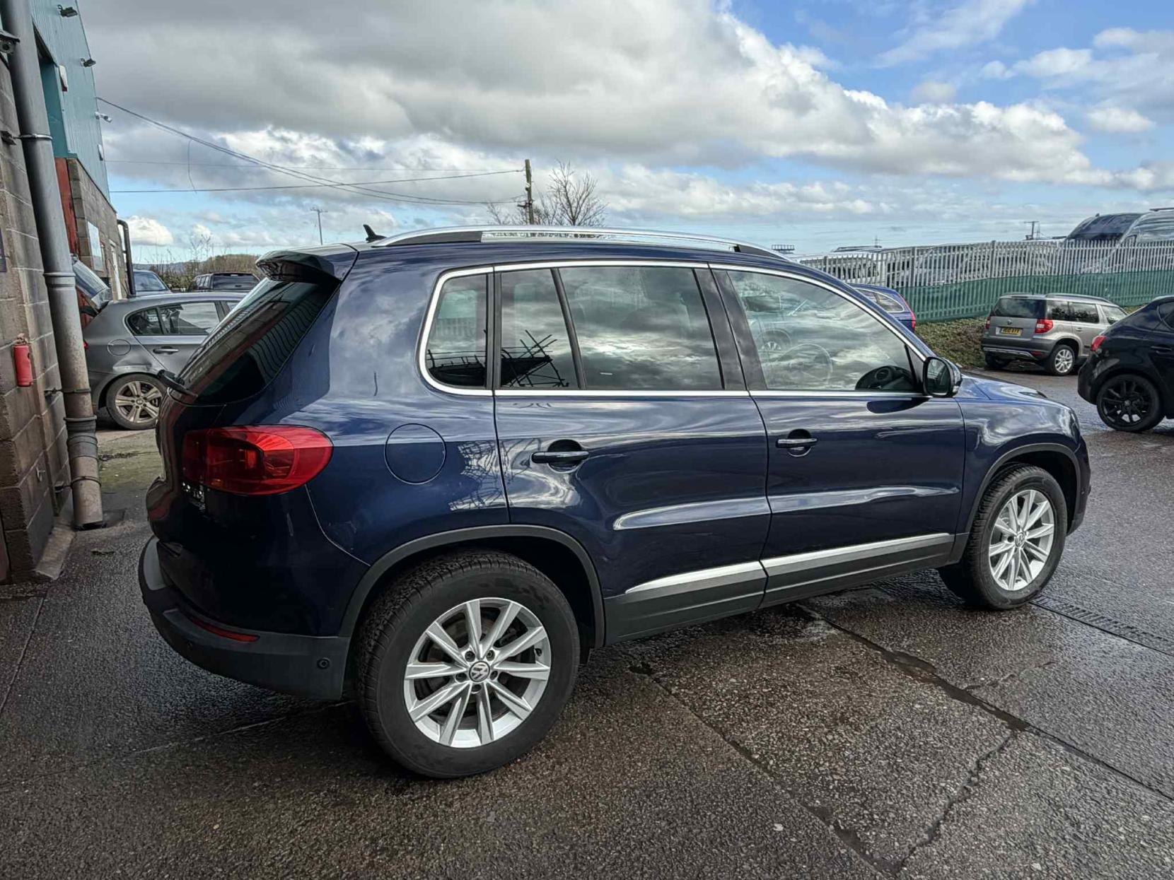 Volkswagen Tiguan 2.0 TDI BlueMotion Tech SE SUV 5dr Diesel Manual 4WD Euro 5 (s/s) (140 ps)
