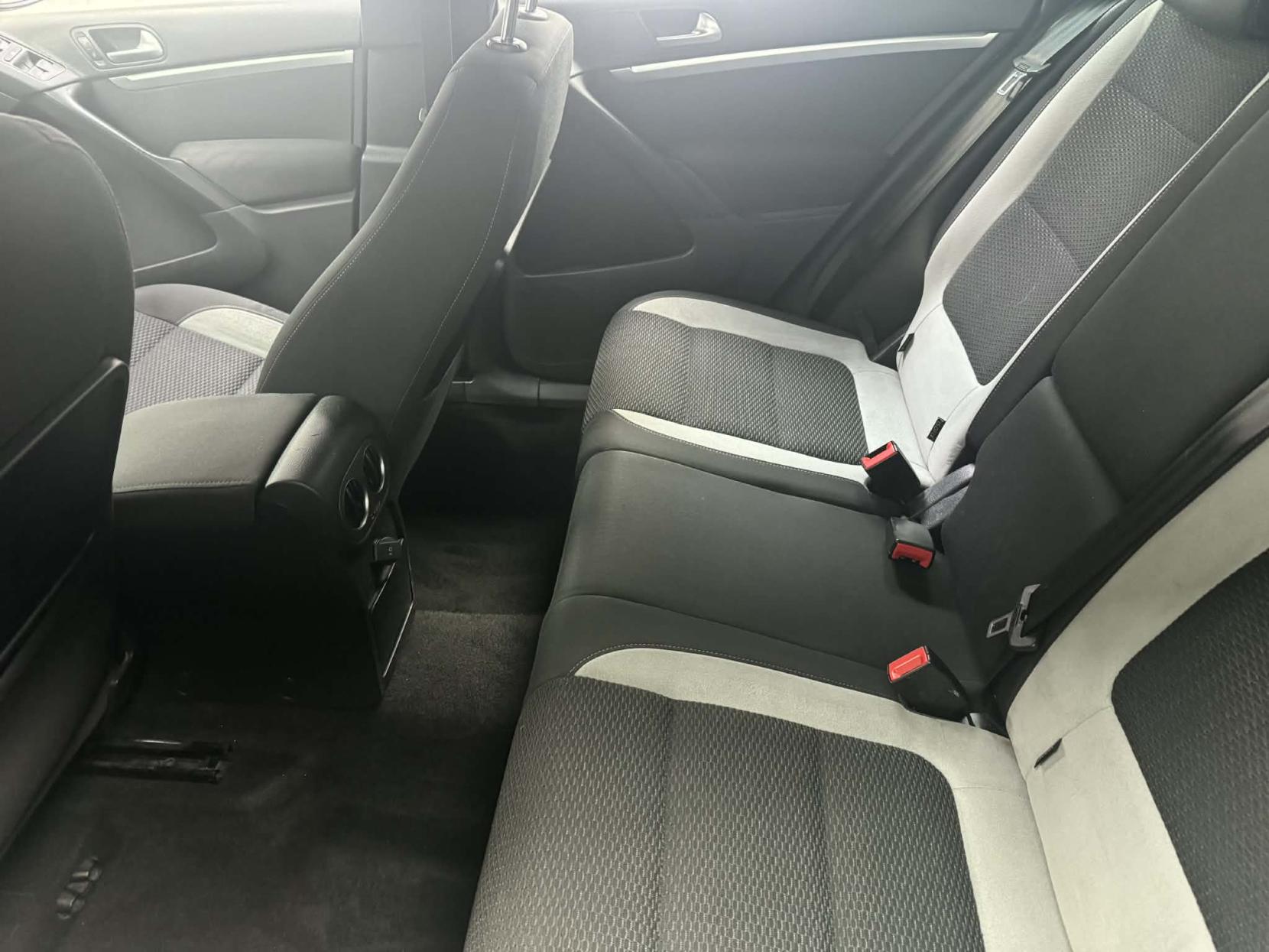 Volkswagen Tiguan 2.0 TDI BlueMotion Tech R-Line SUV 5dr Diesel Manual 4WD Euro 5 (s/s) (140 ps)