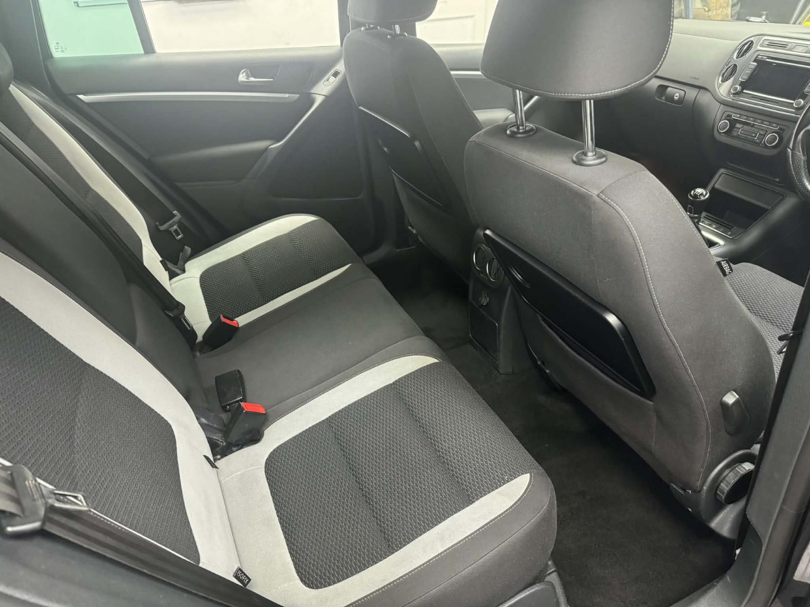 Volkswagen Tiguan 2.0 TDI BlueMotion Tech R-Line SUV 5dr Diesel Manual 4WD Euro 5 (s/s) (140 ps)