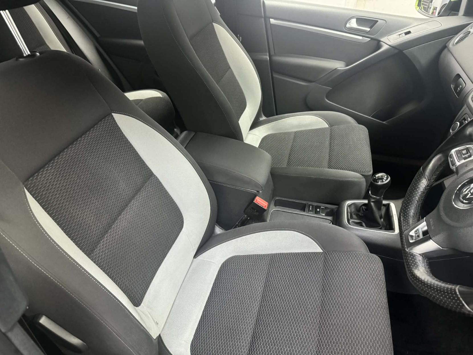 Volkswagen Tiguan 2.0 TDI BlueMotion Tech R-Line SUV 5dr Diesel Manual 4WD Euro 5 (s/s) (140 ps)