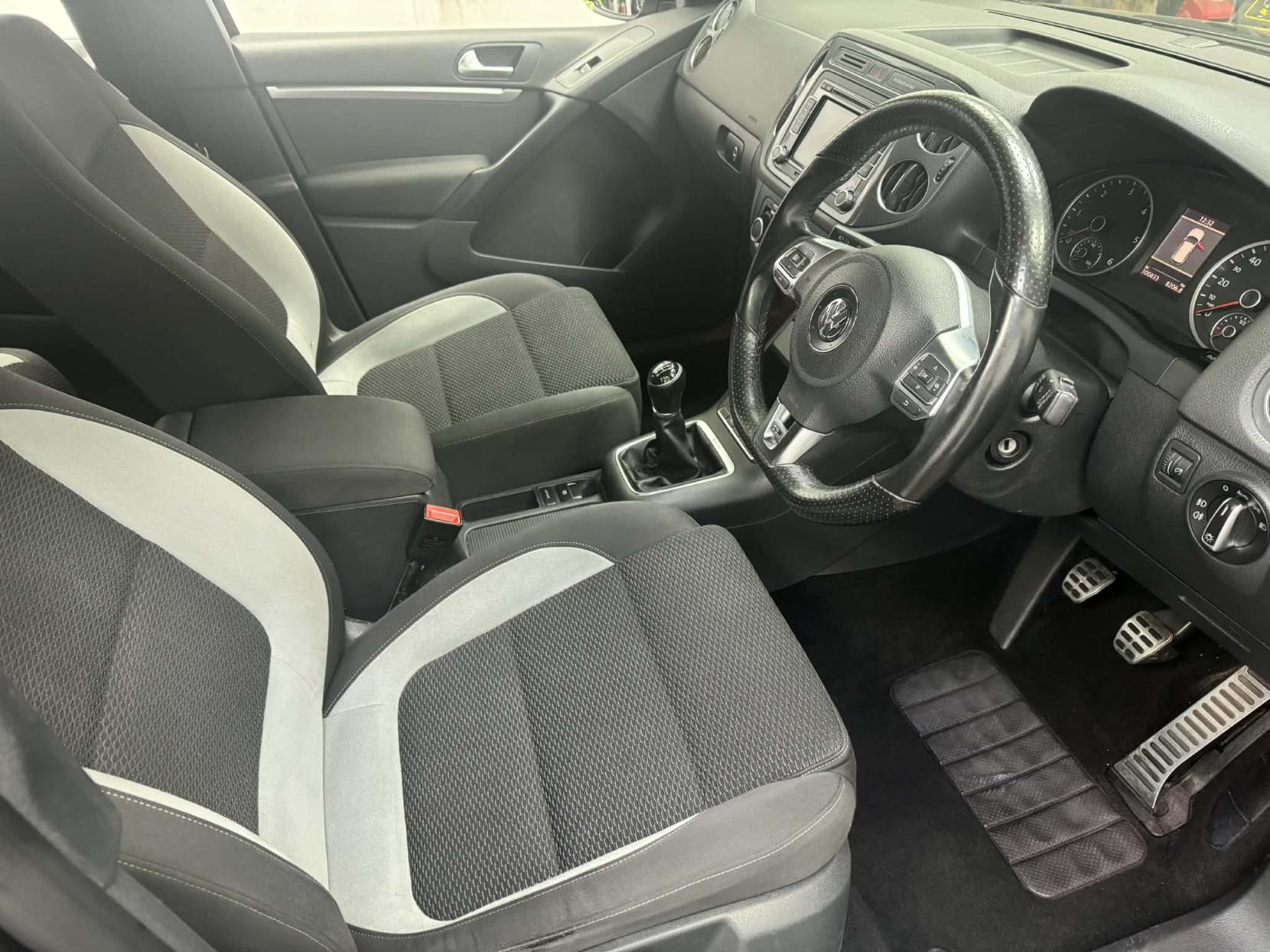 Volkswagen Tiguan 2.0 TDI BlueMotion Tech R-Line SUV 5dr Diesel Manual 4WD Euro 5 (s/s) (140 ps)