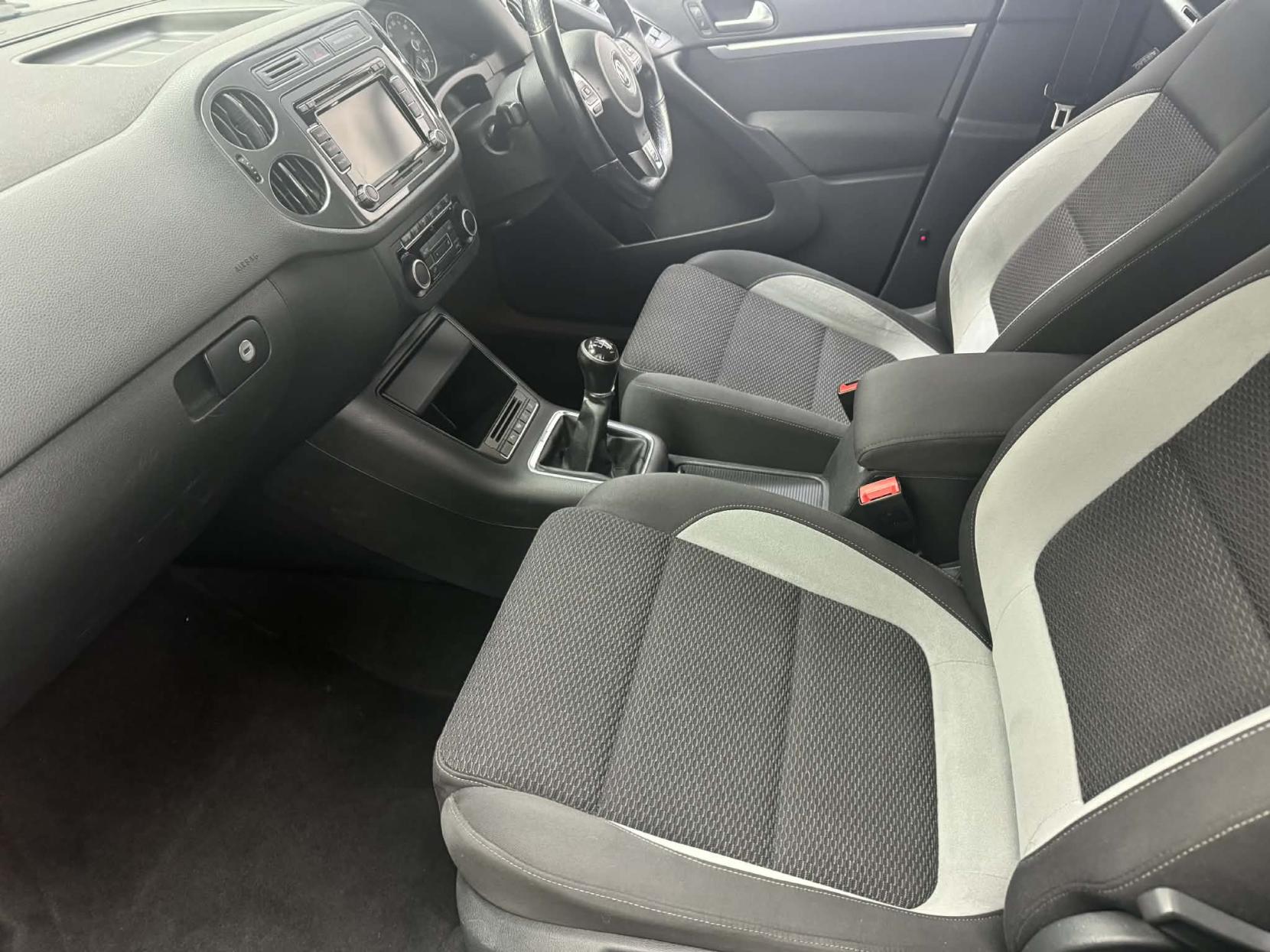 Volkswagen Tiguan 2.0 TDI BlueMotion Tech R-Line SUV 5dr Diesel Manual 4WD Euro 5 (s/s) (140 ps)