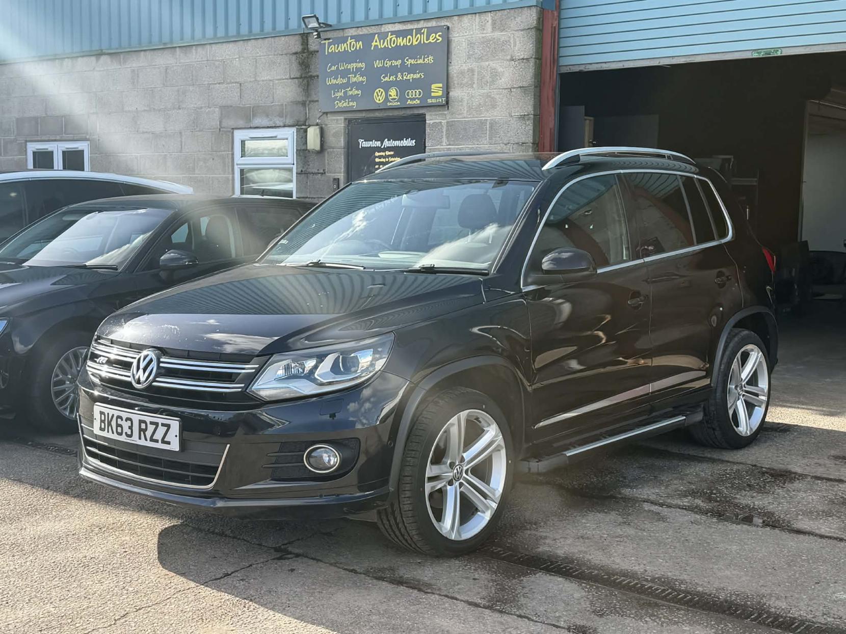 Volkswagen Tiguan 2.0 TDI BlueMotion Tech R-Line SUV 5dr Diesel Manual 4WD Euro 5 (s/s) (140 ps)
