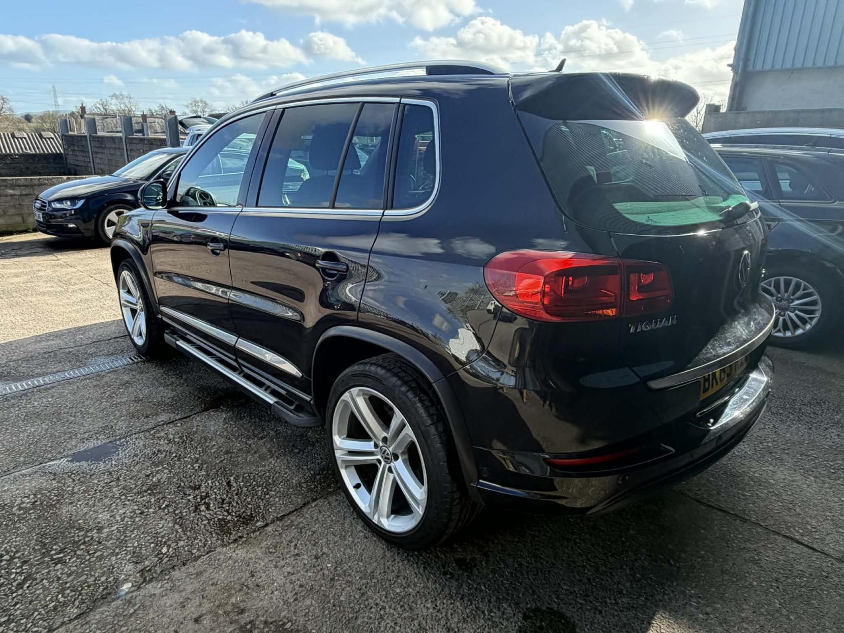 Volkswagen Tiguan 2.0 TDI BlueMotion Tech R-Line SUV 5dr Diesel Manual 4WD Euro 5 (s/s) (140 ps)