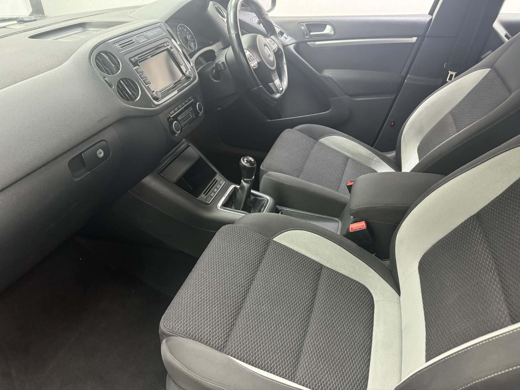 Volkswagen Tiguan 2.0 TDI BlueMotion Tech R-Line SUV 5dr Diesel Manual 4WD Euro 5 (s/s) (140 ps)