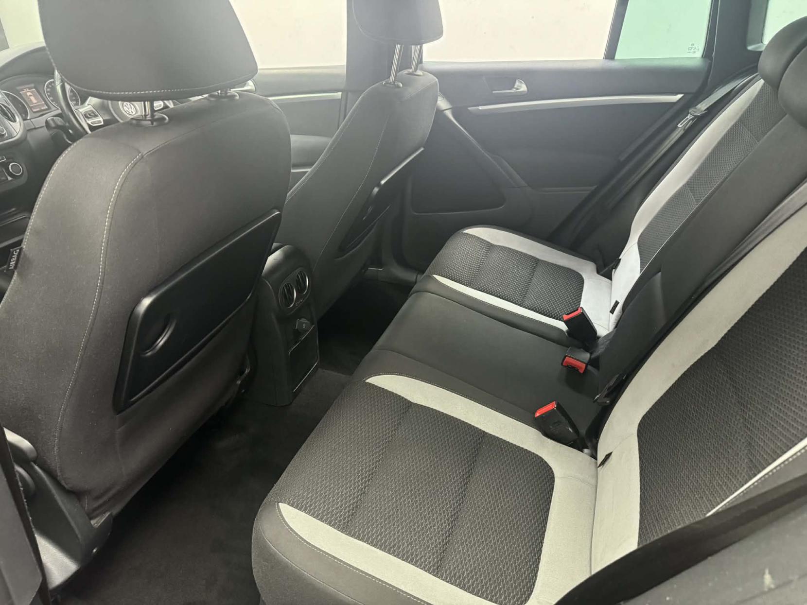 Volkswagen Tiguan 2.0 TDI BlueMotion Tech R-Line SUV 5dr Diesel Manual 4WD Euro 5 (s/s) (140 ps)