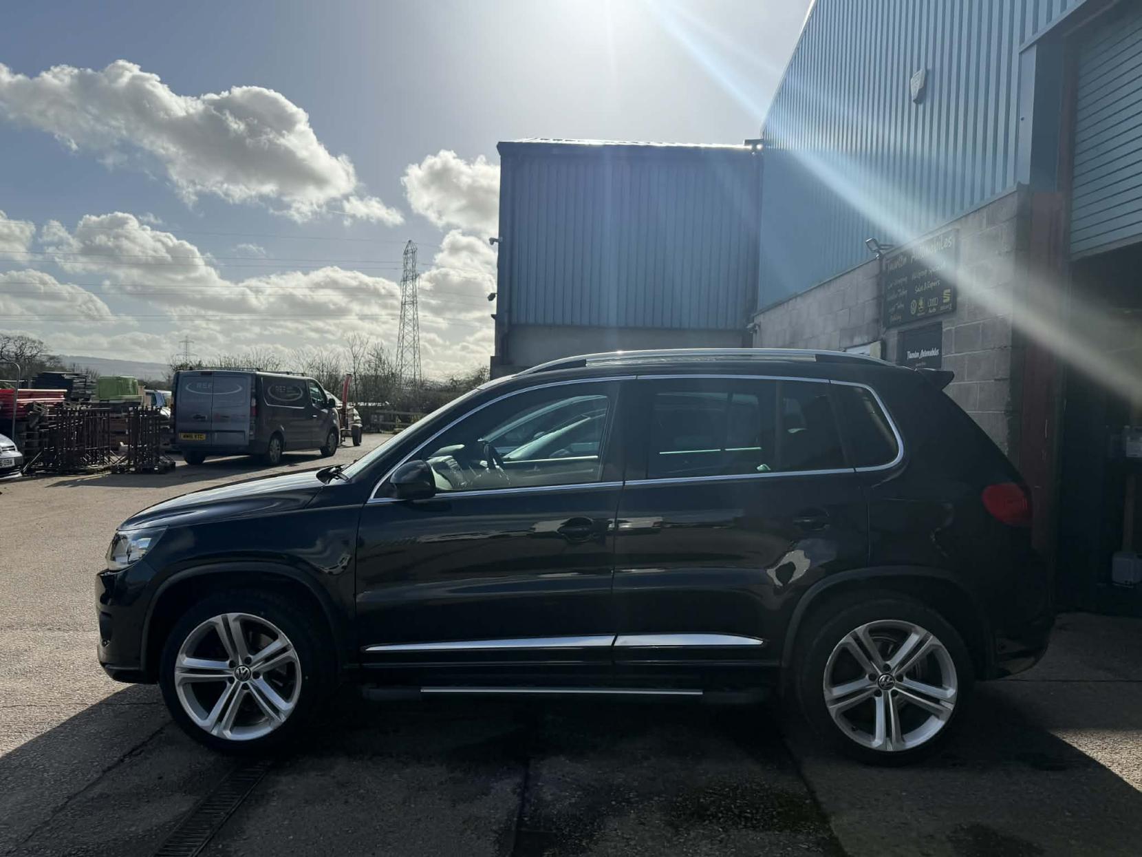 Volkswagen Tiguan 2.0 TDI BlueMotion Tech R-Line SUV 5dr Diesel Manual 4WD Euro 5 (s/s) (140 ps)