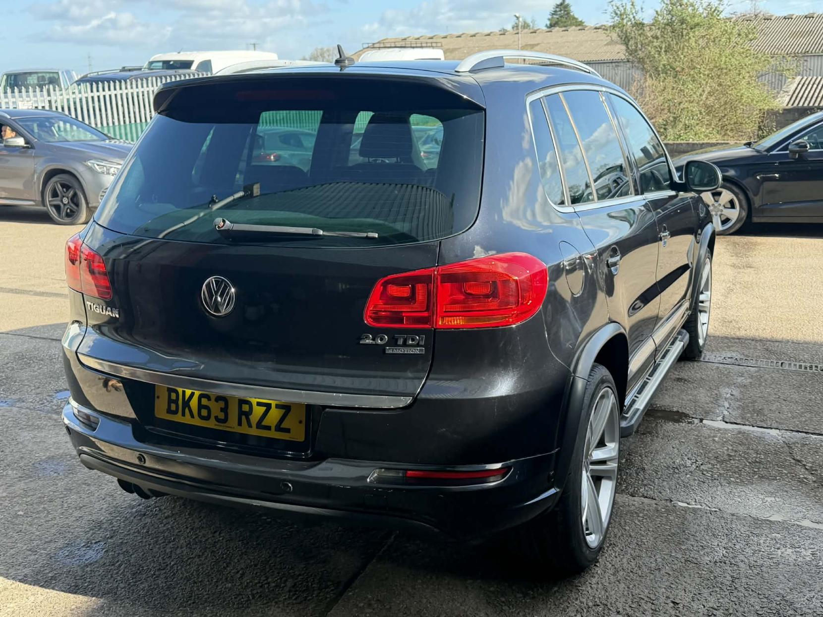 Volkswagen Tiguan 2.0 TDI BlueMotion Tech R-Line SUV 5dr Diesel Manual 4WD Euro 5 (s/s) (140 ps)