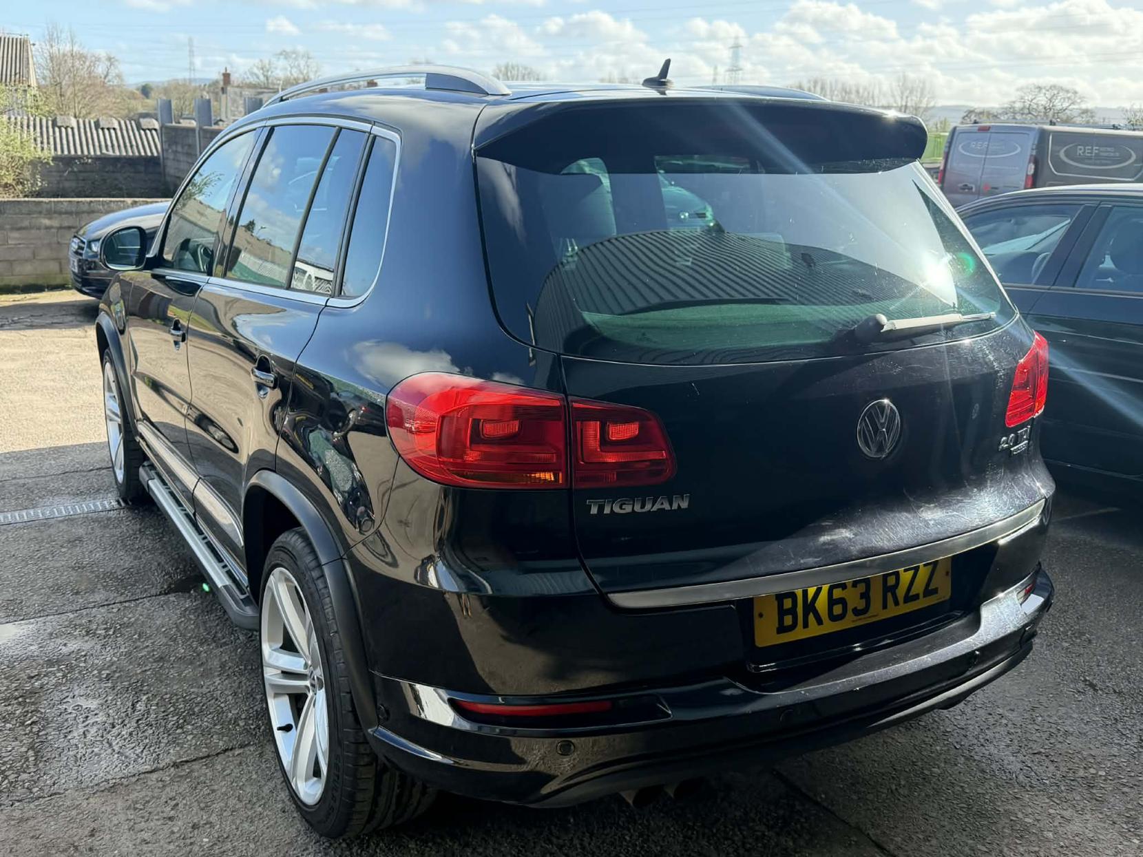Volkswagen Tiguan 2.0 TDI BlueMotion Tech R-Line SUV 5dr Diesel Manual 4WD Euro 5 (s/s) (140 ps)