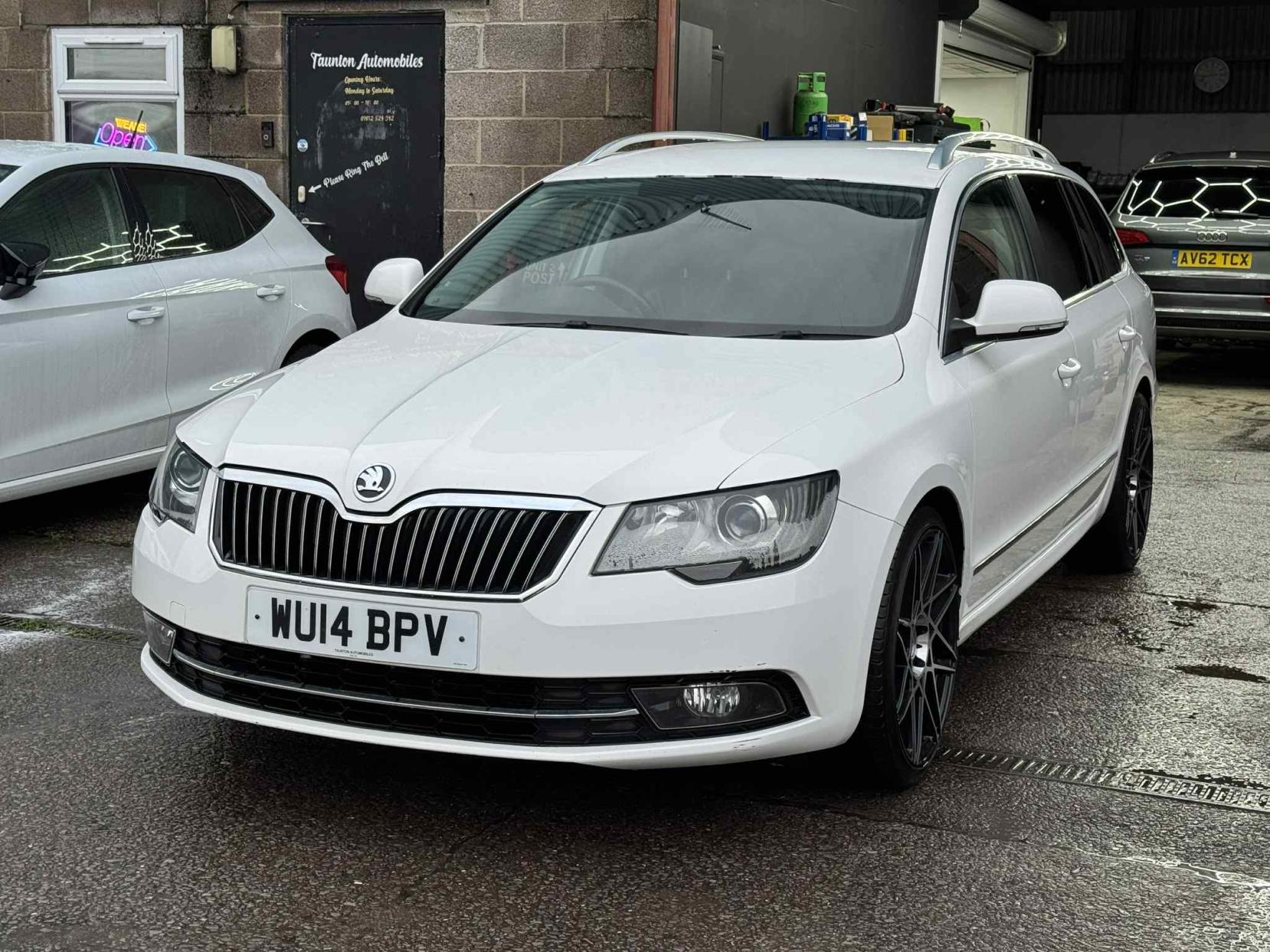 Skoda Superb 2.0 TDI Elegance Estate 5dr Diesel Manual Euro 5 (s/s) (170 ps)