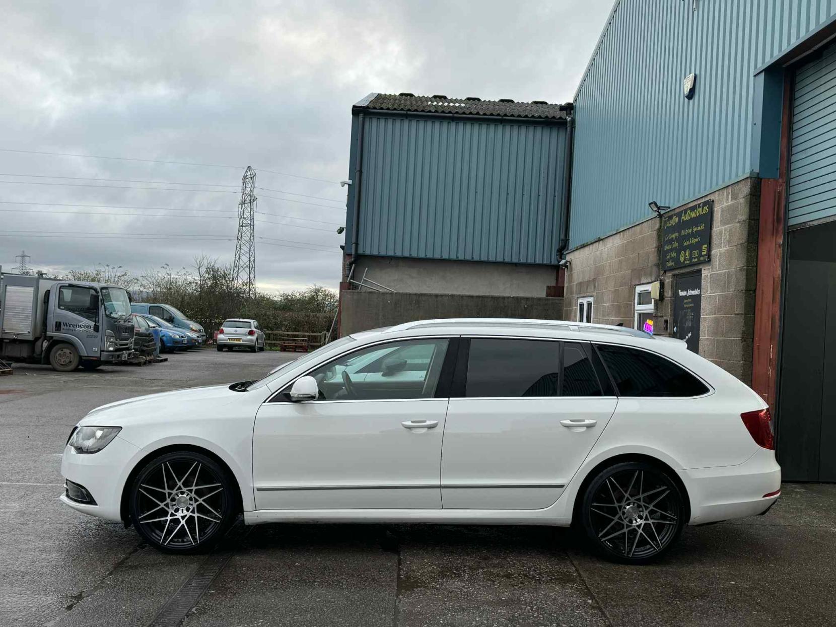 Skoda Superb 2.0 TDI Elegance Estate 5dr Diesel Manual Euro 5 (s/s) (170 ps)