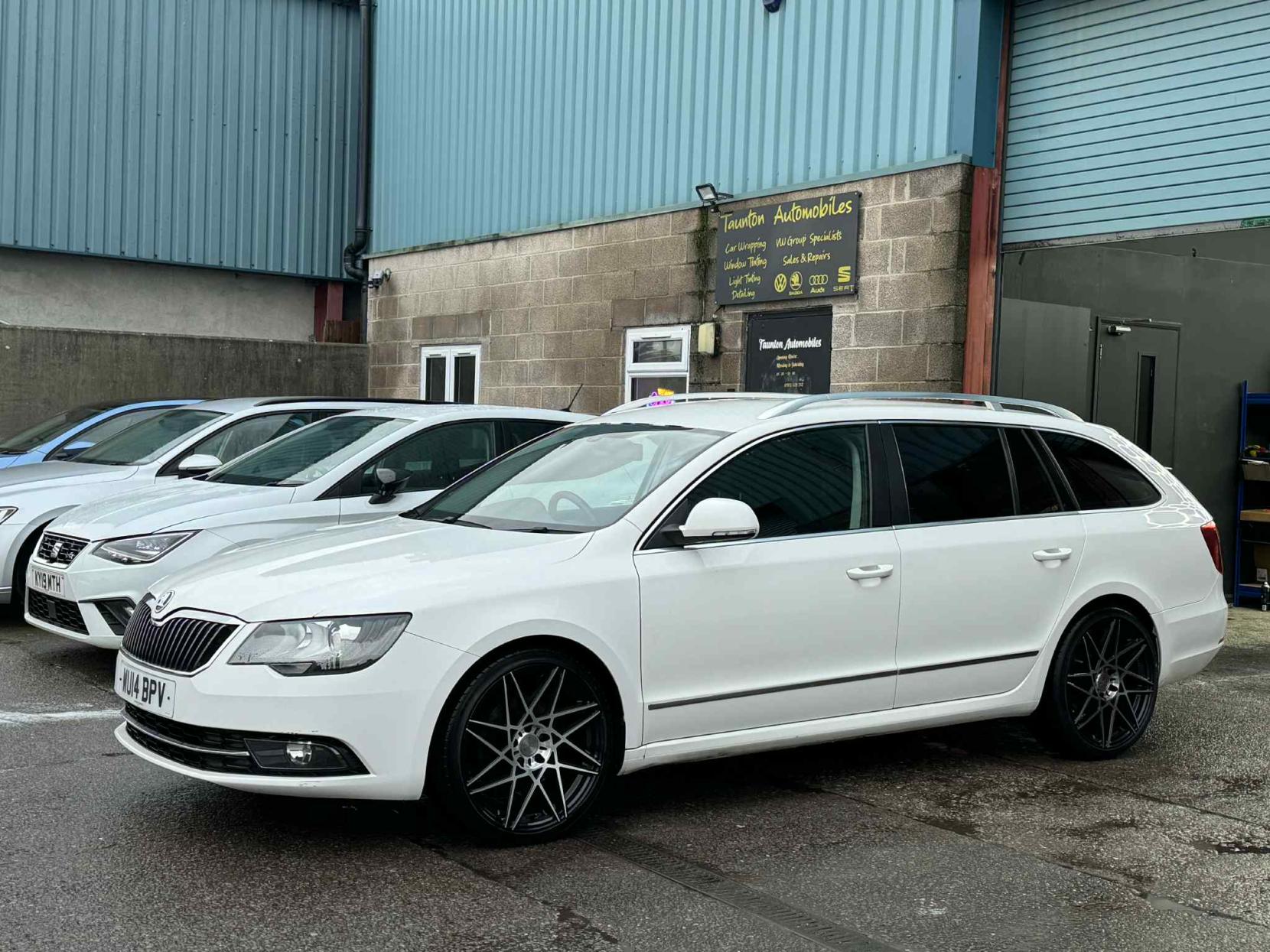 Skoda Superb 2.0 TDI Elegance Estate 5dr Diesel Manual Euro 5 (s/s) (170 ps)