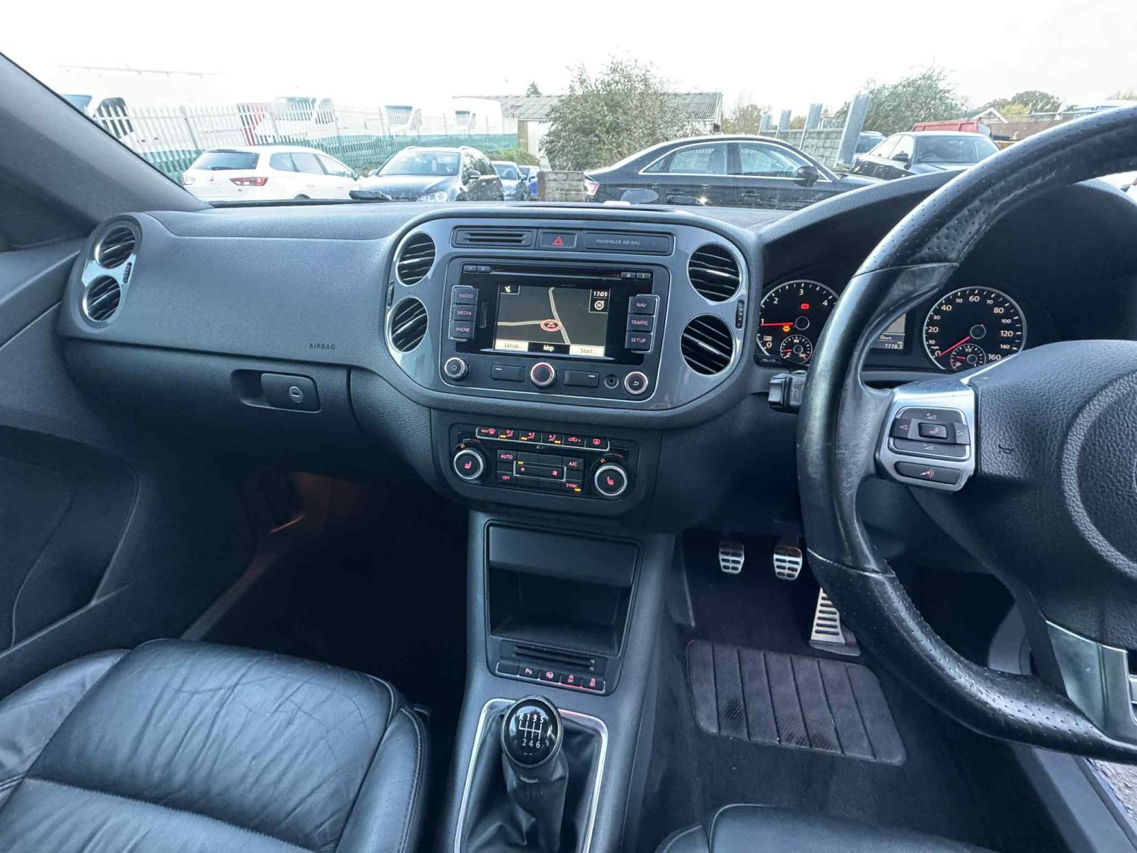 Volkswagen Tiguan 2.0 TDI BlueMotion Tech R-Line SUV 5dr Diesel Manual 4WD Euro 5 (s/s) (140 ps)