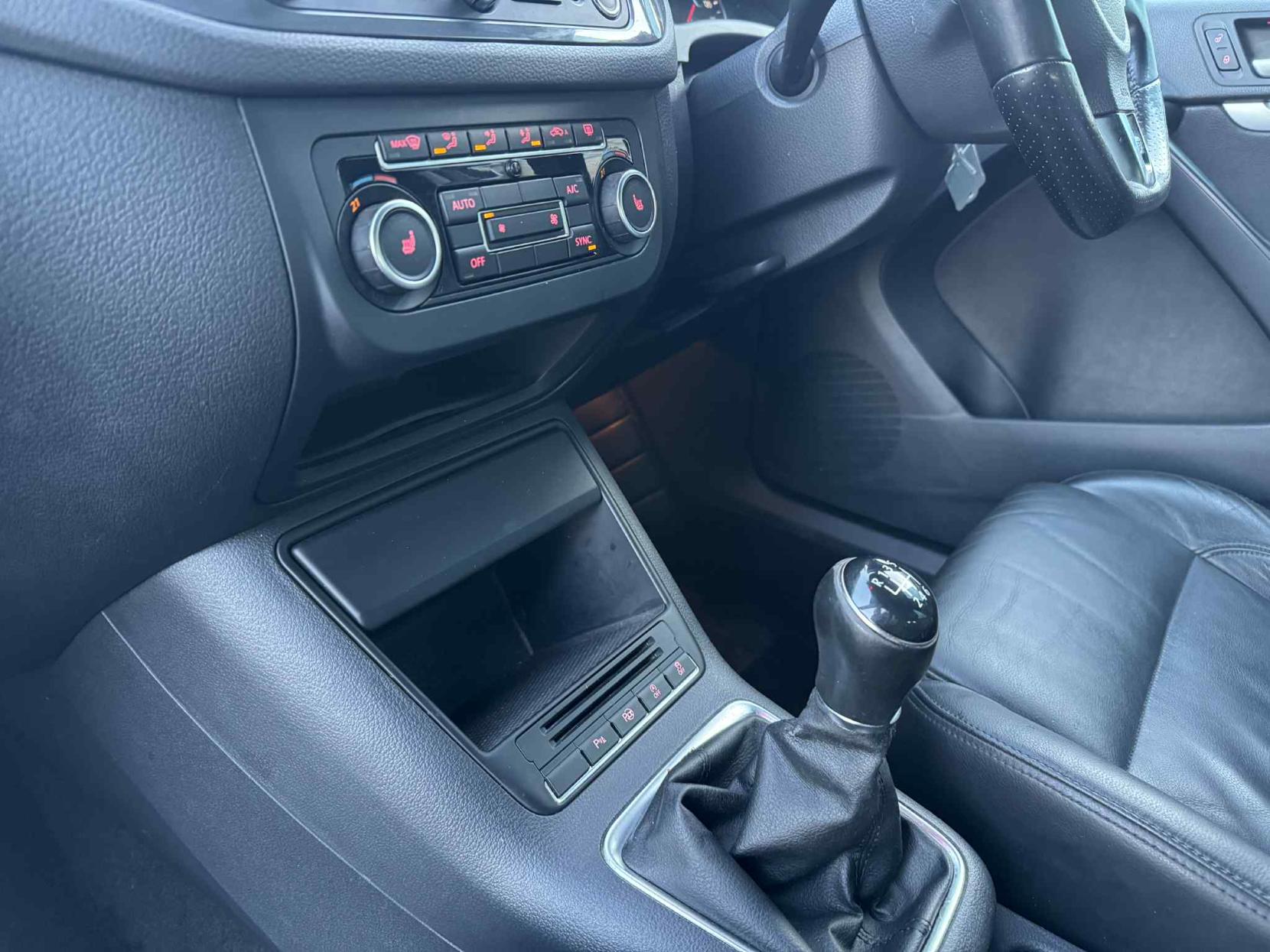 Volkswagen Tiguan 2.0 TDI BlueMotion Tech R-Line SUV 5dr Diesel Manual 4WD Euro 5 (s/s) (140 ps)