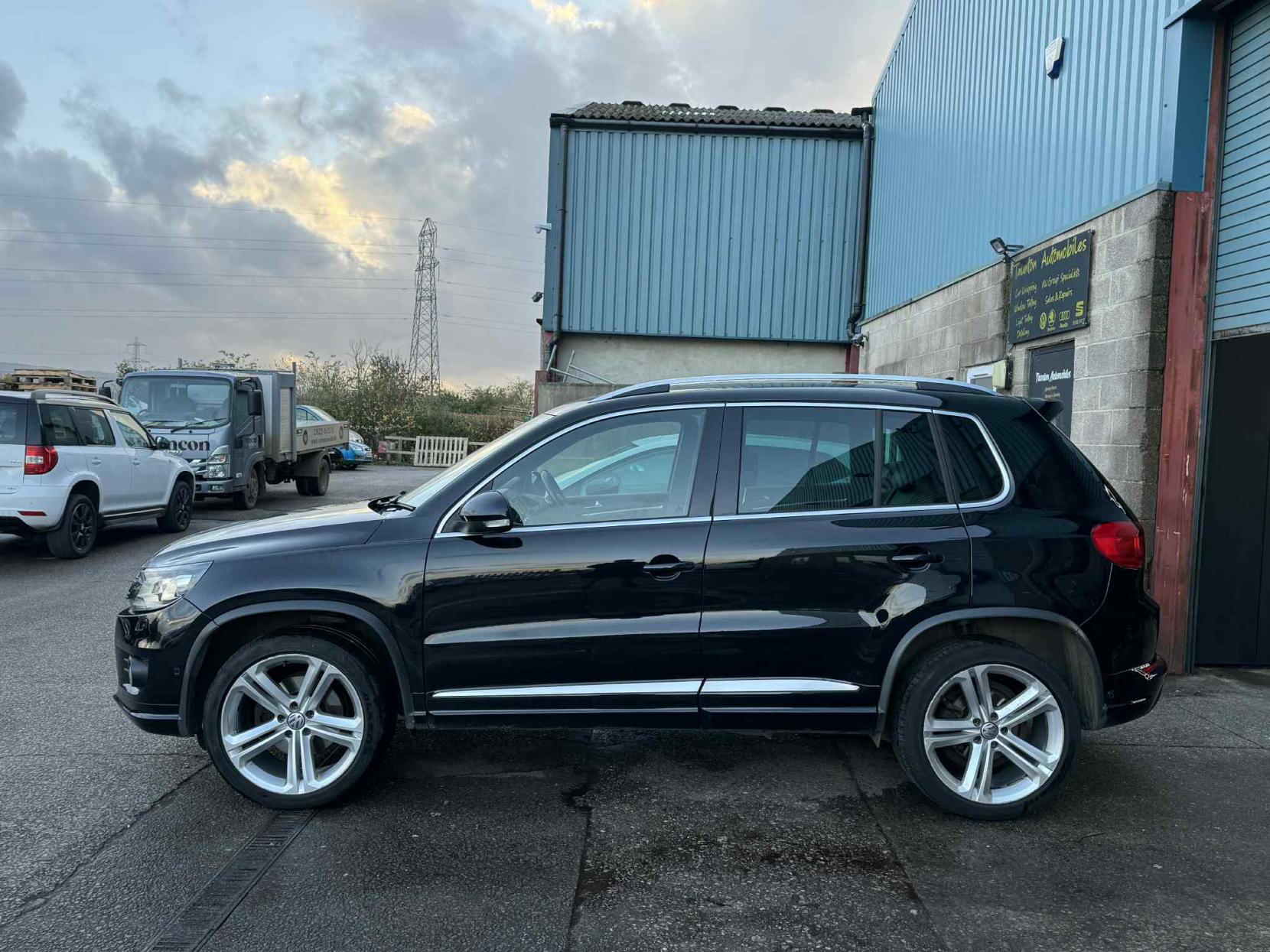 Volkswagen Tiguan 2.0 TDI BlueMotion Tech R-Line SUV 5dr Diesel Manual 4WD Euro 5 (s/s) (140 ps)