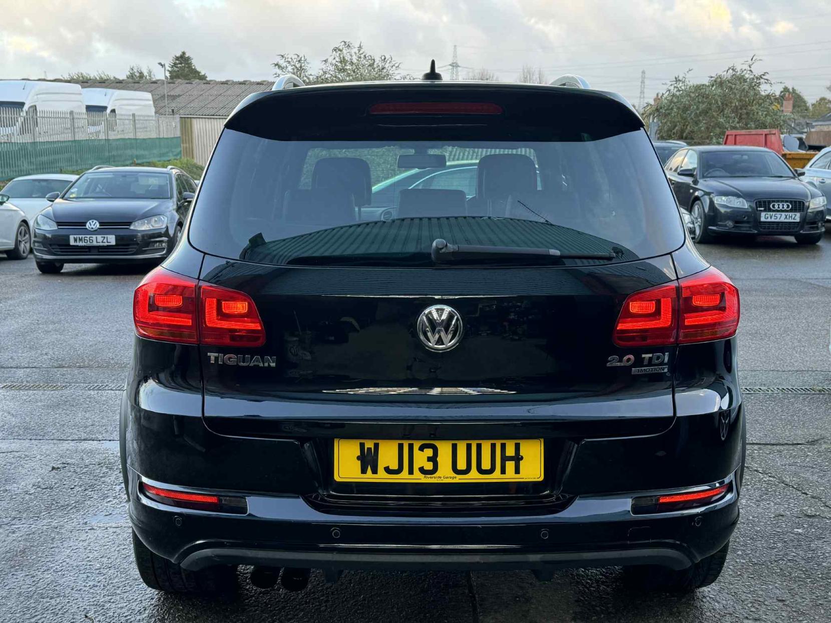 Volkswagen Tiguan 2.0 TDI BlueMotion Tech R-Line SUV 5dr Diesel Manual 4WD Euro 5 (s/s) (140 ps)