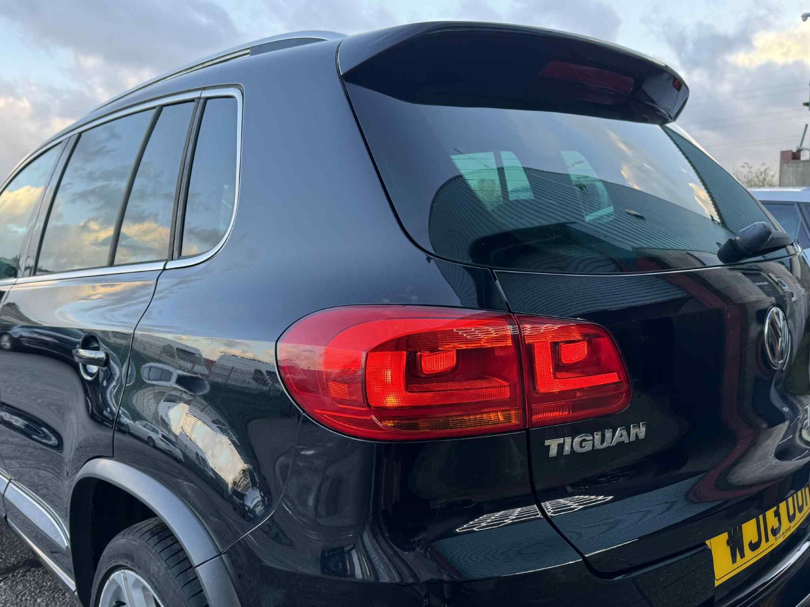 Volkswagen Tiguan 2.0 TDI BlueMotion Tech R-Line SUV 5dr Diesel Manual 4WD Euro 5 (s/s) (140 ps)