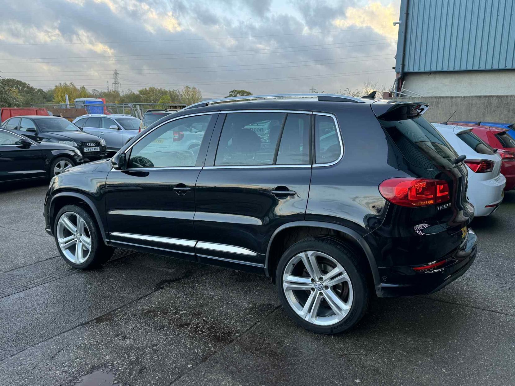 Volkswagen Tiguan 2.0 TDI BlueMotion Tech R-Line SUV 5dr Diesel Manual 4WD Euro 5 (s/s) (140 ps)