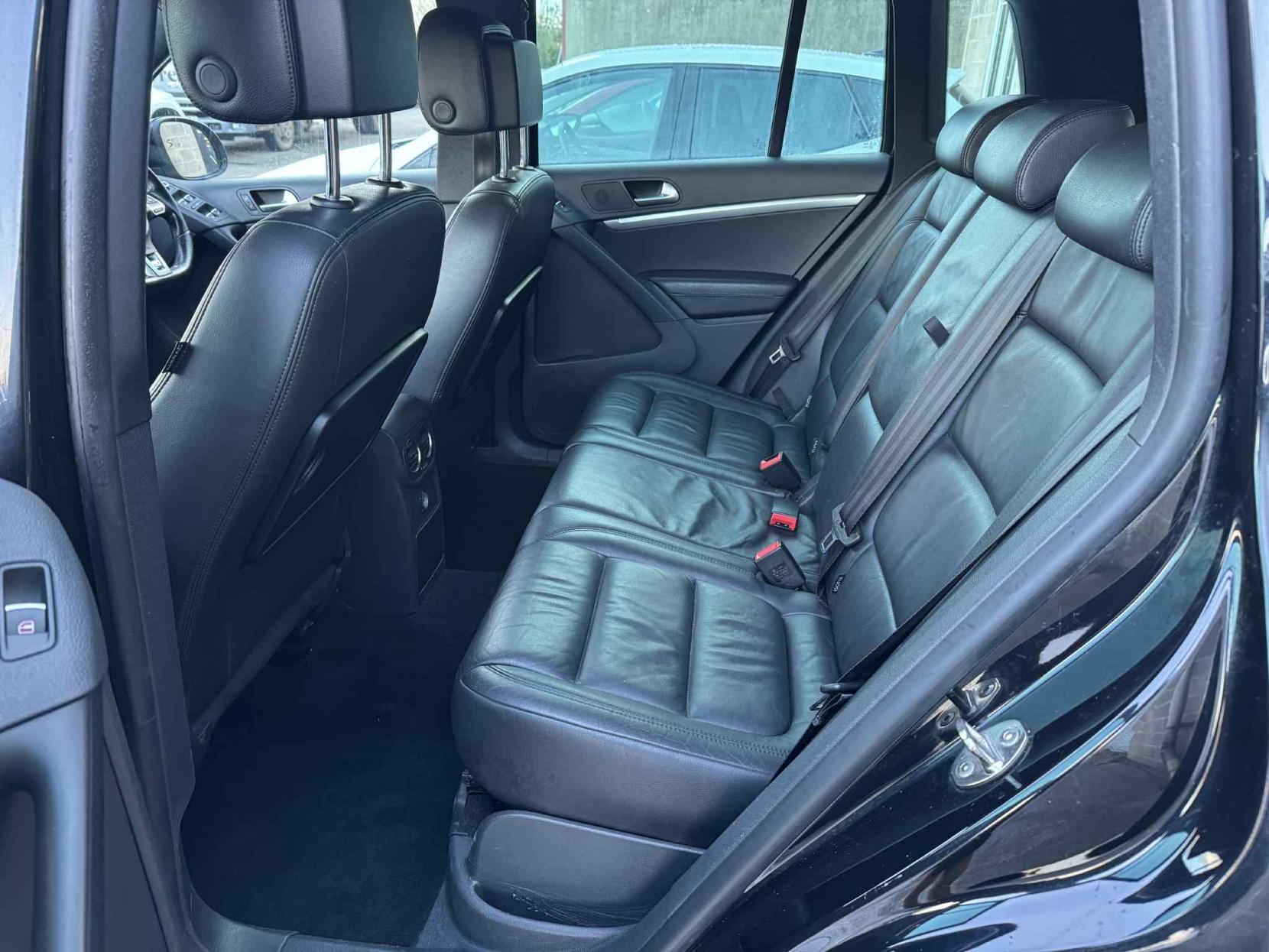 Volkswagen Tiguan 2.0 TDI BlueMotion Tech R-Line SUV 5dr Diesel Manual 4WD Euro 5 (s/s) (140 ps)