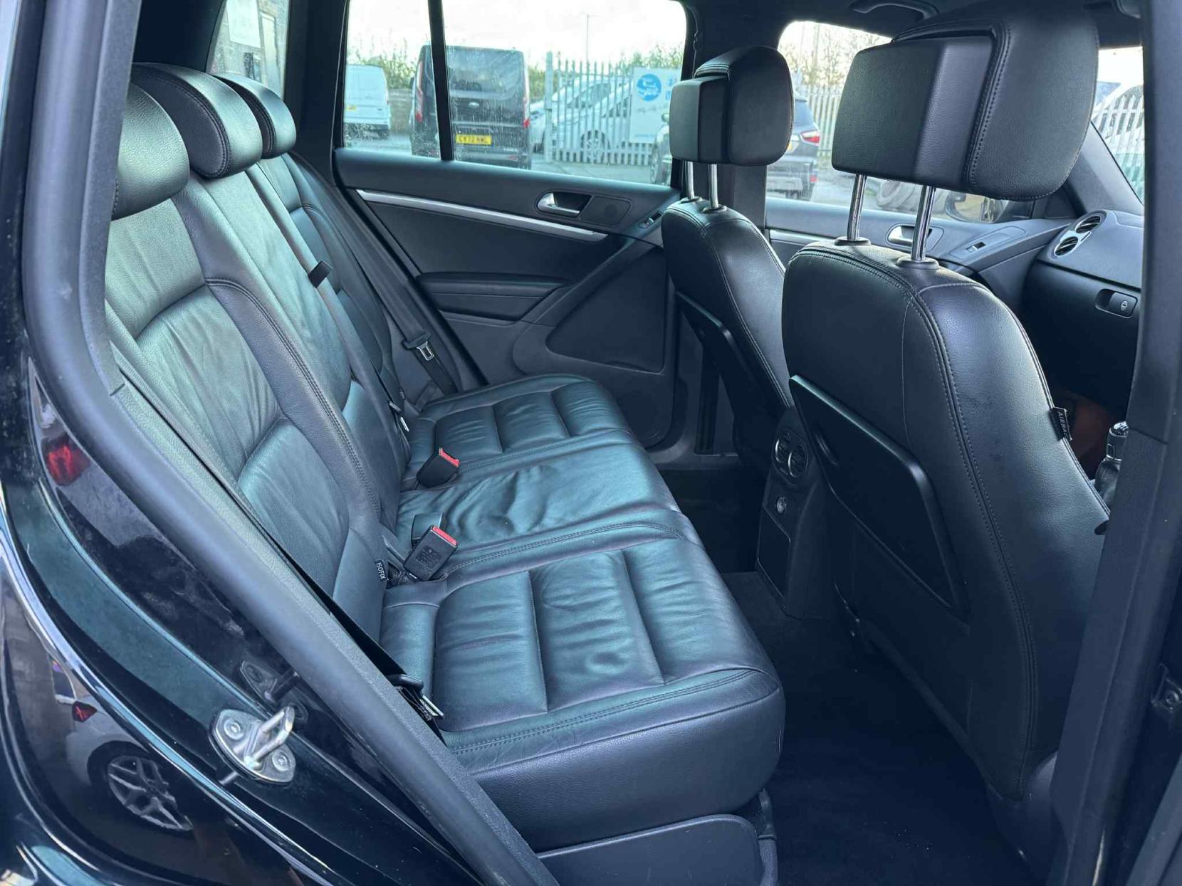 Volkswagen Tiguan 2.0 TDI BlueMotion Tech R-Line SUV 5dr Diesel Manual 4WD Euro 5 (s/s) (140 ps)