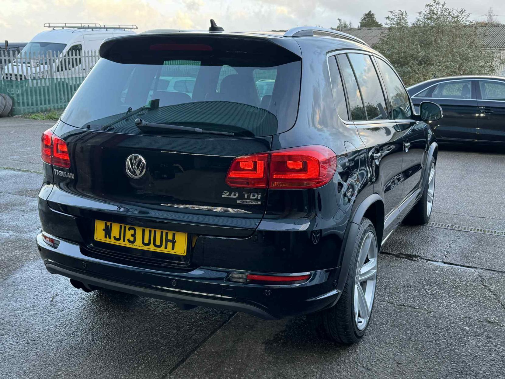 Volkswagen Tiguan 2.0 TDI BlueMotion Tech R-Line SUV 5dr Diesel Manual 4WD Euro 5 (s/s) (140 ps)