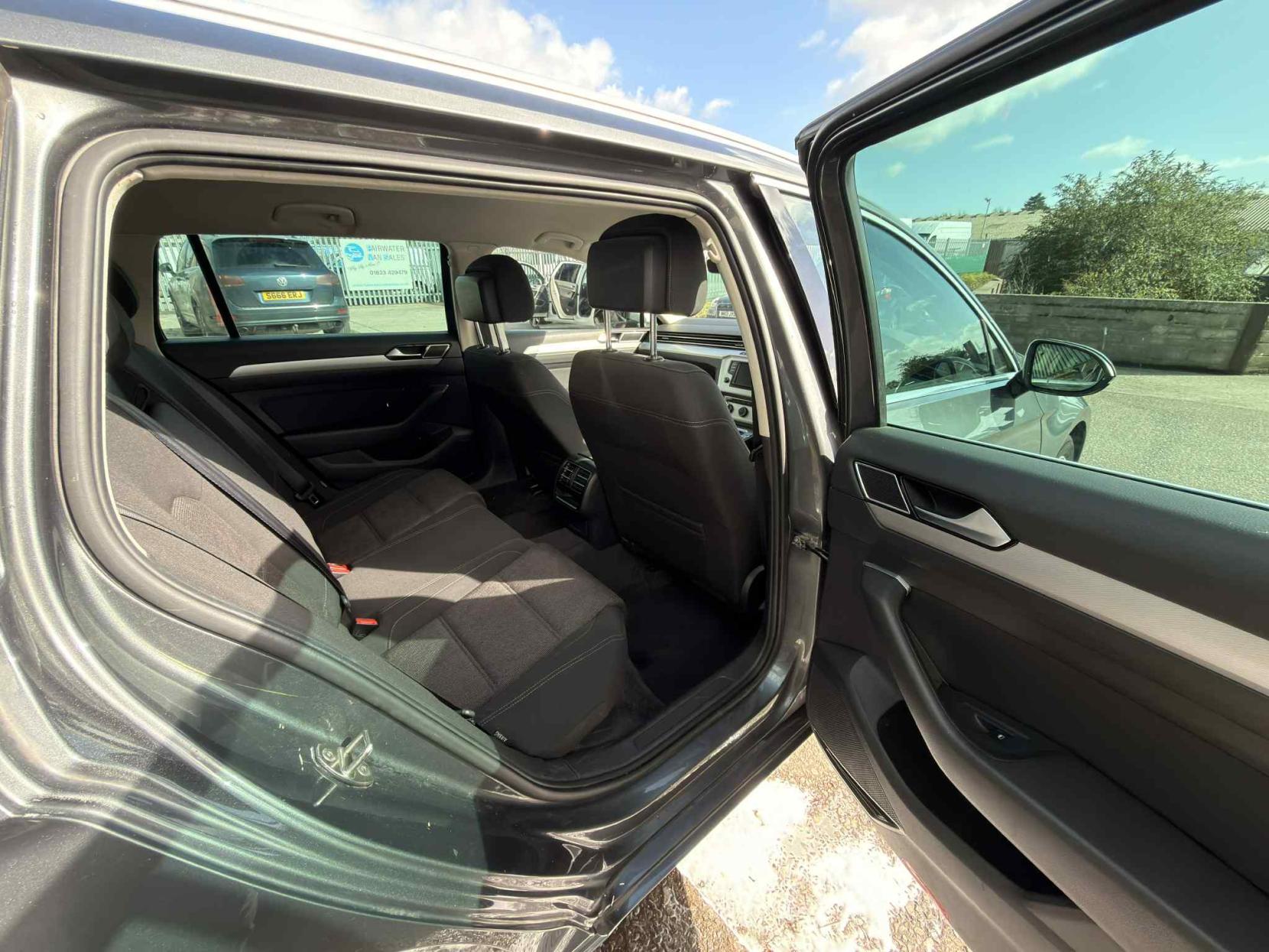 Volkswagen Passat 2.0 TDI BlueMotion Tech SE Business Estate 5dr Diesel Manual Euro 6 (s/s) (150 ps)