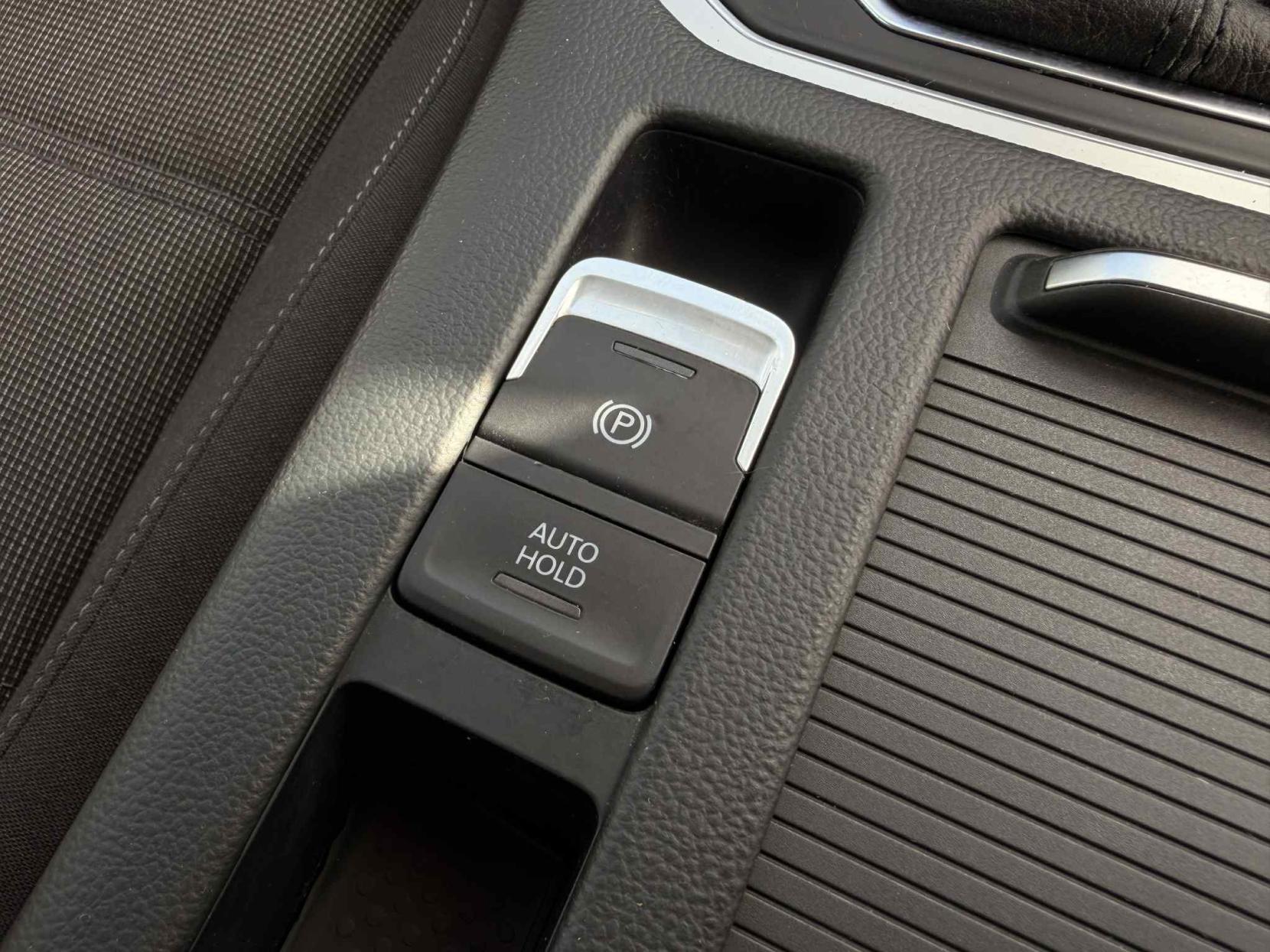 Volkswagen Passat 2.0 TDI BlueMotion Tech SE Business Estate 5dr Diesel Manual Euro 6 (s/s) (150 ps)