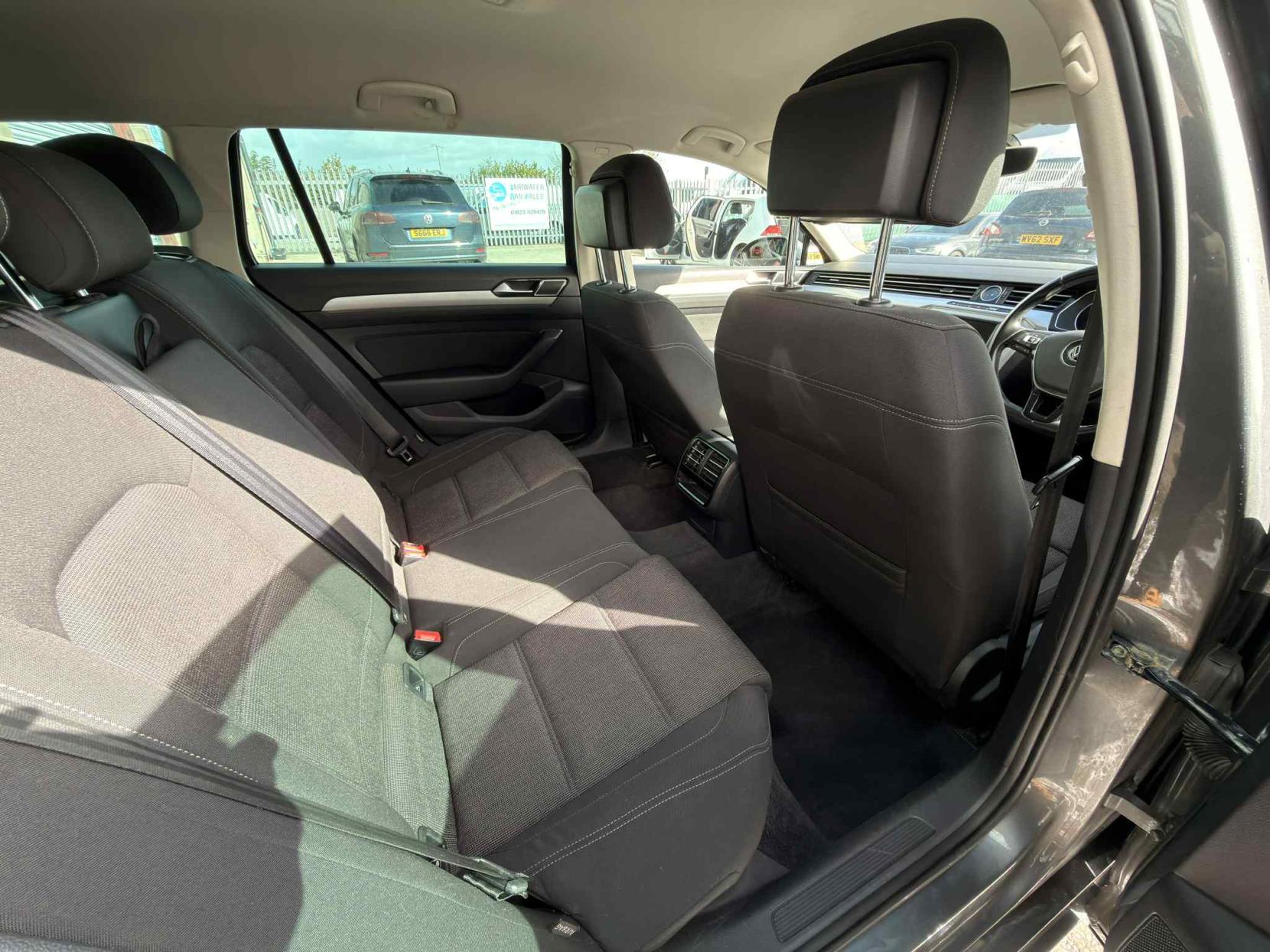 Volkswagen Passat 2.0 TDI BlueMotion Tech SE Business Estate 5dr Diesel Manual Euro 6 (s/s) (150 ps)