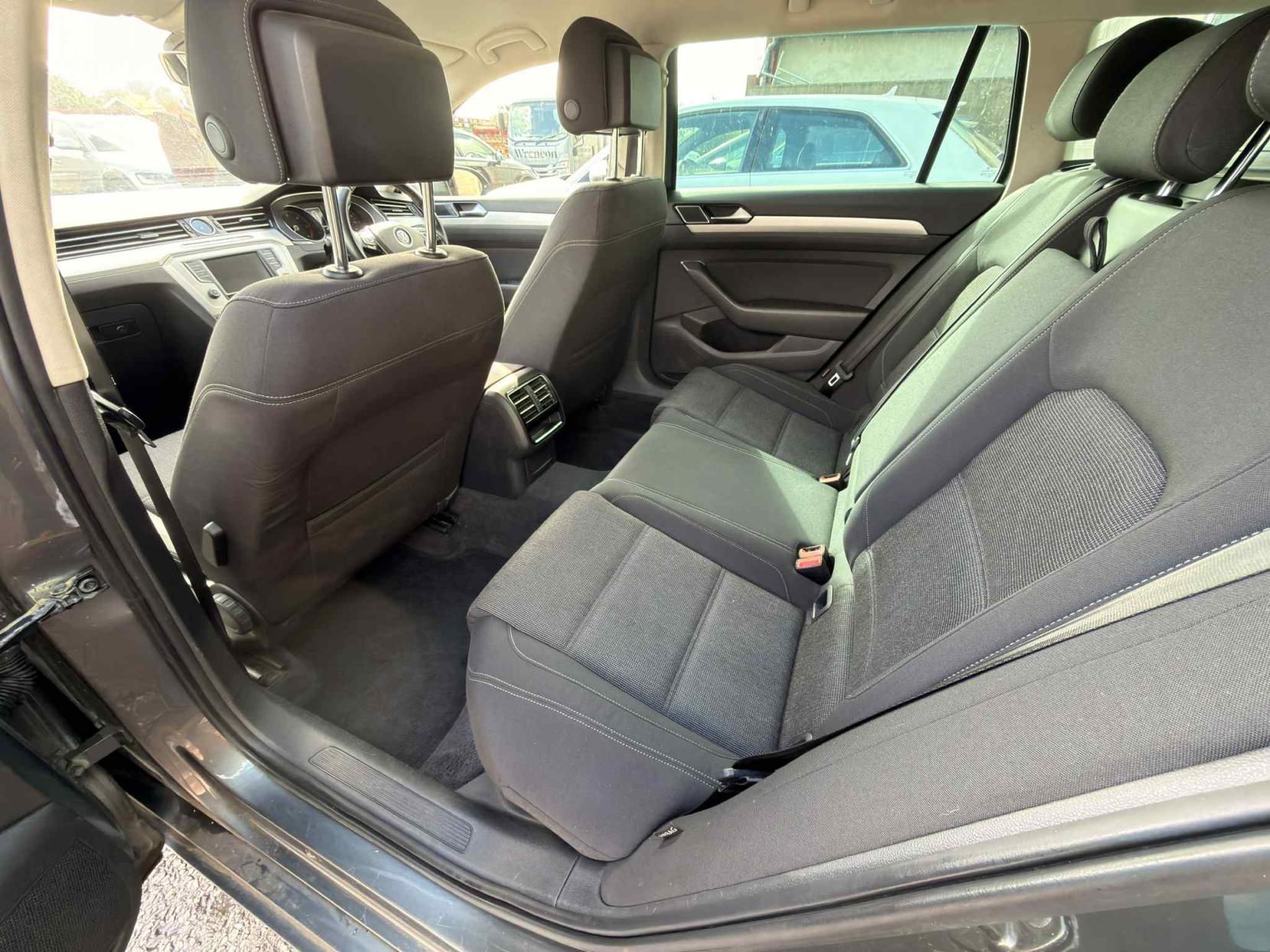 Volkswagen Passat 2.0 TDI BlueMotion Tech SE Business Estate 5dr Diesel Manual Euro 6 (s/s) (150 ps)