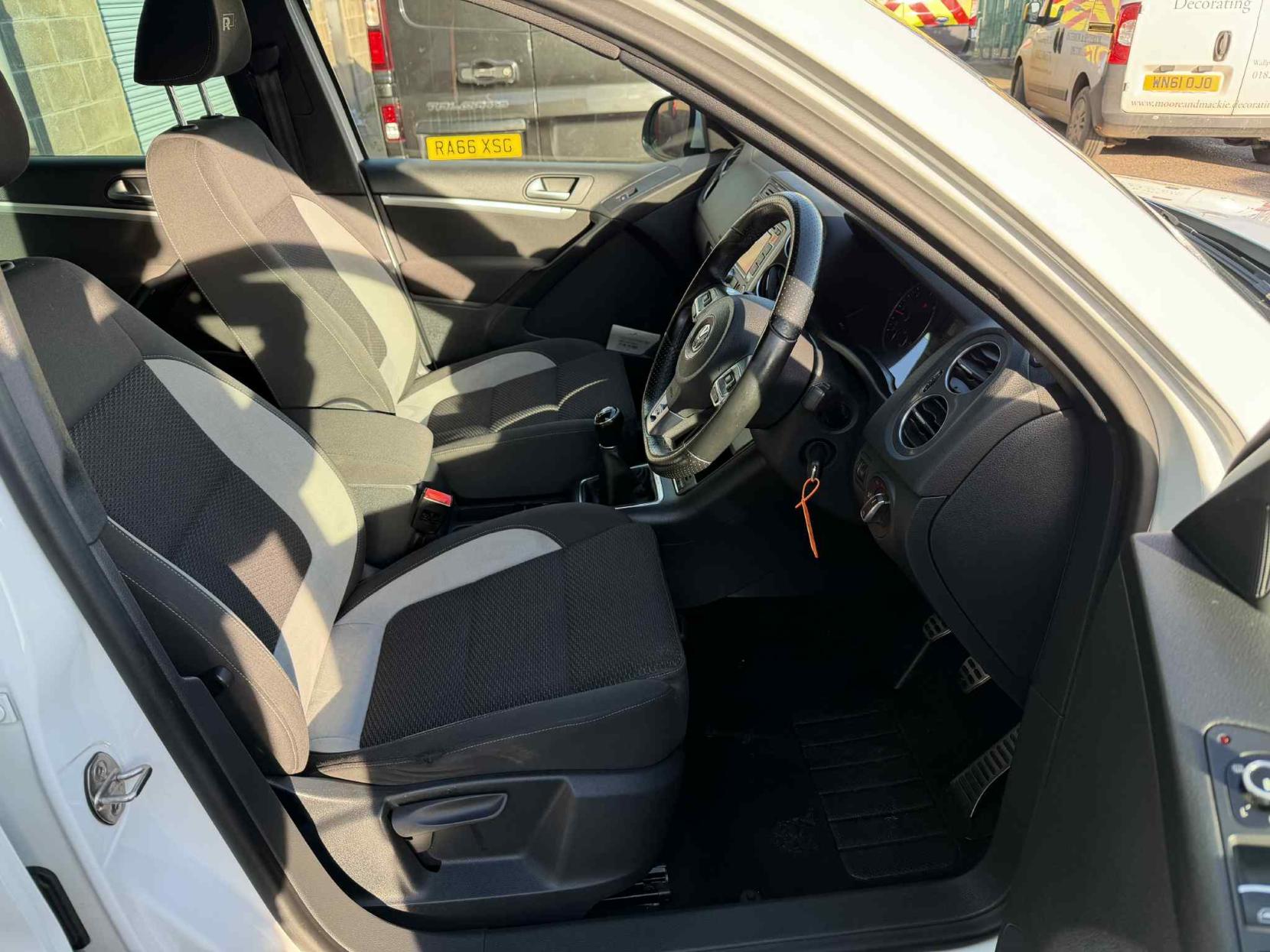 Volkswagen Tiguan 2.0 TDI BlueMotion Tech R-Line SUV 5dr Diesel Manual 4WD Euro 5 (s/s) (Nav) (140 ps)