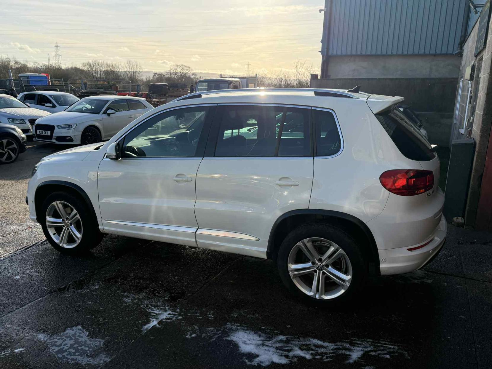 Volkswagen Tiguan 2.0 TDI BlueMotion Tech R-Line SUV 5dr Diesel Manual 4WD Euro 5 (s/s) (Nav) (140 ps)