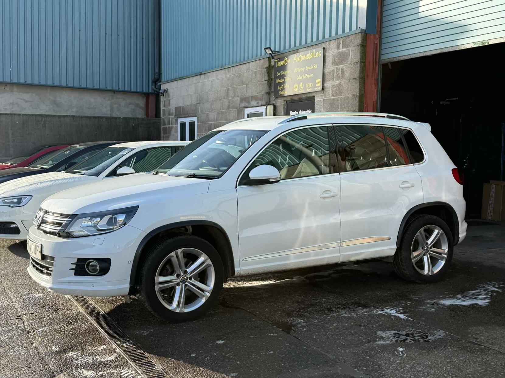 Volkswagen Tiguan 2.0 TDI BlueMotion Tech R-Line SUV 5dr Diesel Manual 4WD Euro 5 (s/s) (Nav) (140 ps)