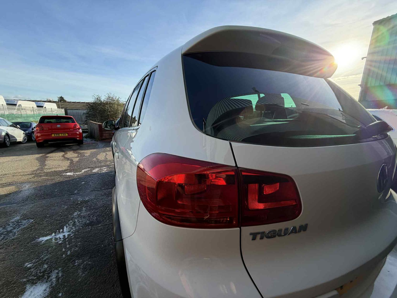 Volkswagen Tiguan 2.0 TDI BlueMotion Tech R-Line SUV 5dr Diesel Manual 4WD Euro 5 (s/s) (Nav) (140 ps)