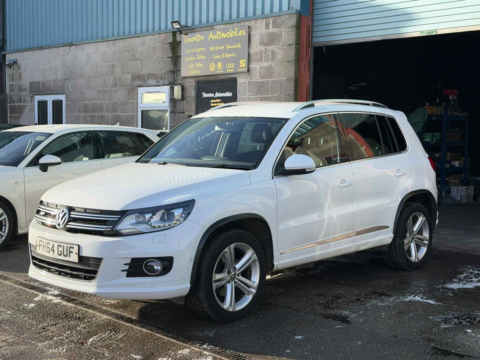 Volkswagen Tiguan 2.0 TDI BlueMotion Tech R-Line SUV 5dr Diesel Manual 4WD Euro 5 (s/s) (Nav) (140 ps)