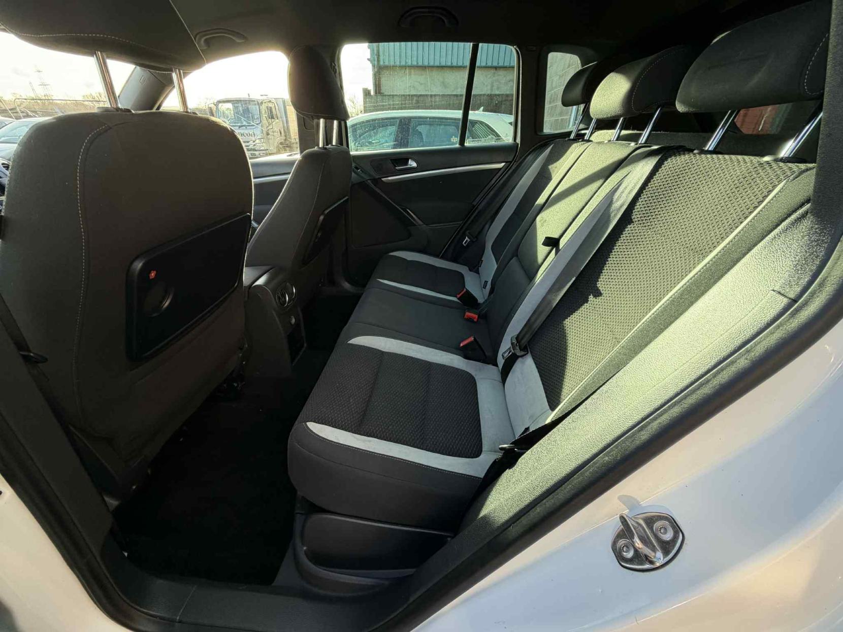 Volkswagen Tiguan 2.0 TDI BlueMotion Tech R-Line SUV 5dr Diesel Manual 4WD Euro 5 (s/s) (Nav) (140 ps)