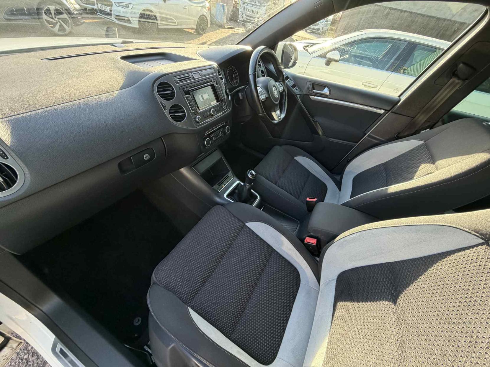 Volkswagen Tiguan 2.0 TDI BlueMotion Tech R-Line SUV 5dr Diesel Manual 4WD Euro 5 (s/s) (Nav) (140 ps)