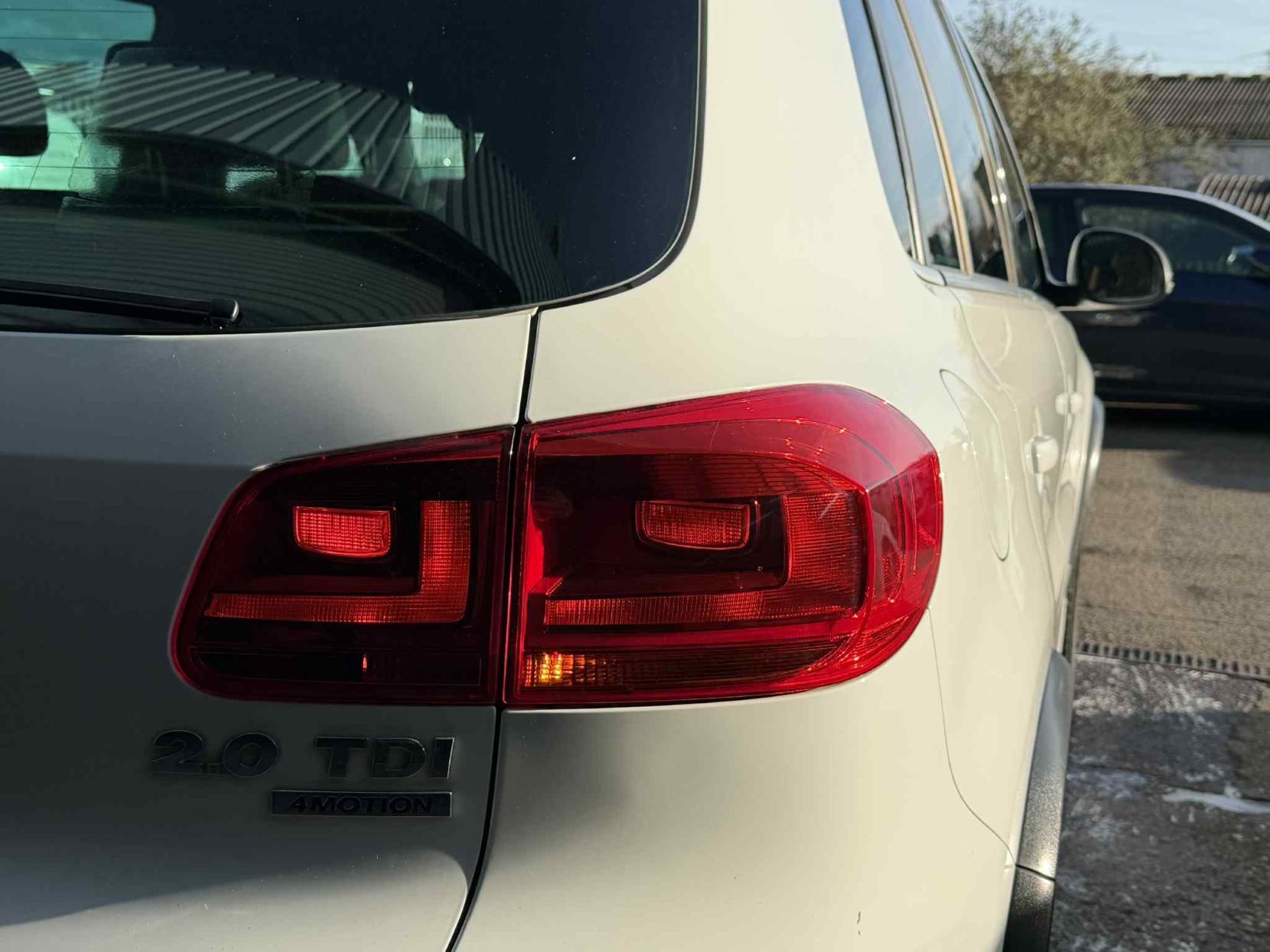 Volkswagen Tiguan 2.0 TDI BlueMotion Tech R-Line SUV 5dr Diesel Manual 4WD Euro 5 (s/s) (Nav) (140 ps)