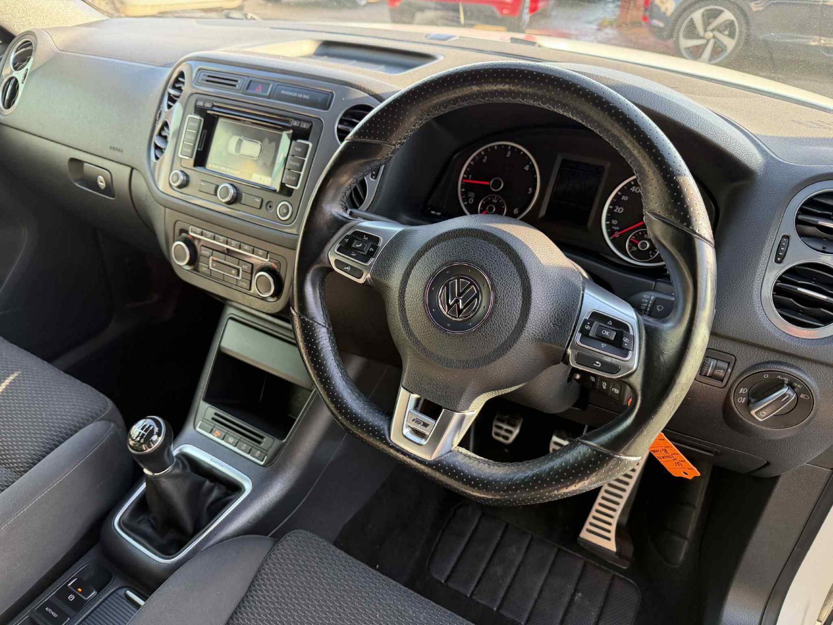 Volkswagen Tiguan 2.0 TDI BlueMotion Tech R-Line SUV 5dr Diesel Manual 4WD Euro 5 (s/s) (Nav) (140 ps)