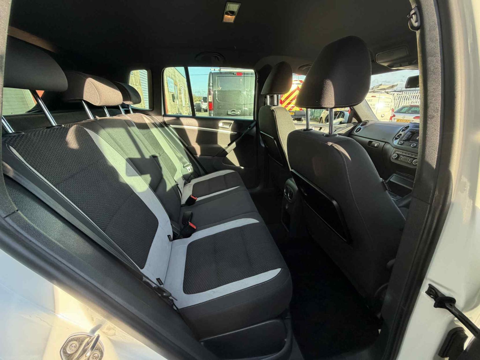 Volkswagen Tiguan 2.0 TDI BlueMotion Tech R-Line SUV 5dr Diesel Manual 4WD Euro 5 (s/s) (Nav) (140 ps)