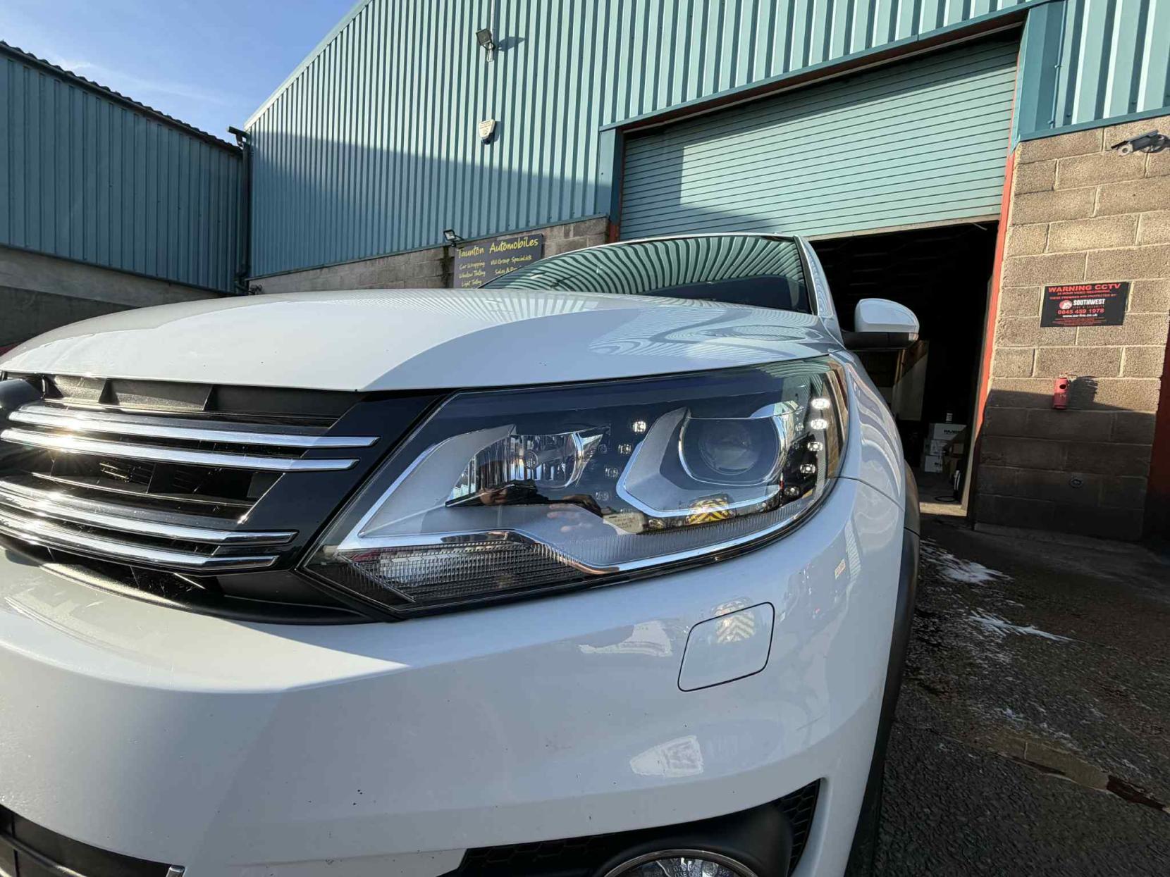 Volkswagen Tiguan 2.0 TDI BlueMotion Tech R-Line SUV 5dr Diesel Manual 4WD Euro 5 (s/s) (Nav) (140 ps)