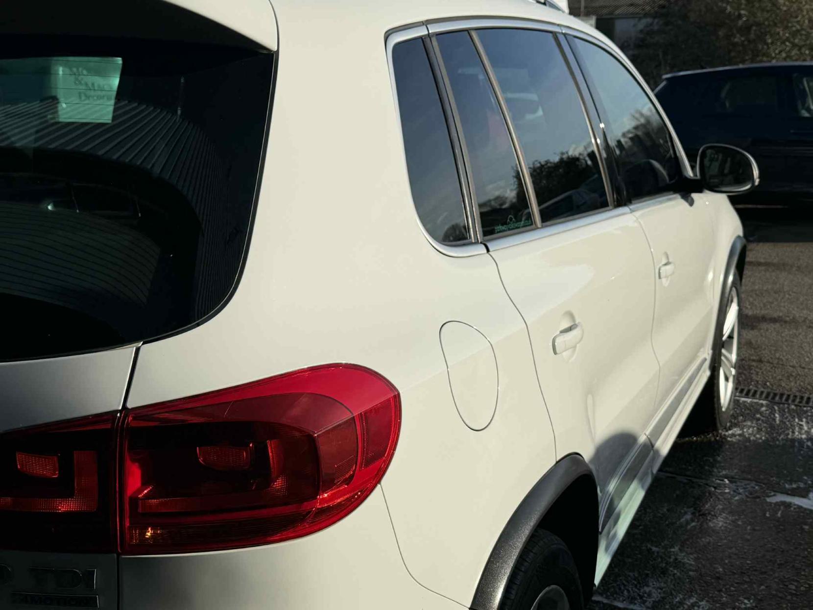 Volkswagen Tiguan 2.0 TDI BlueMotion Tech R-Line SUV 5dr Diesel Manual 4WD Euro 5 (s/s) (Nav) (140 ps)