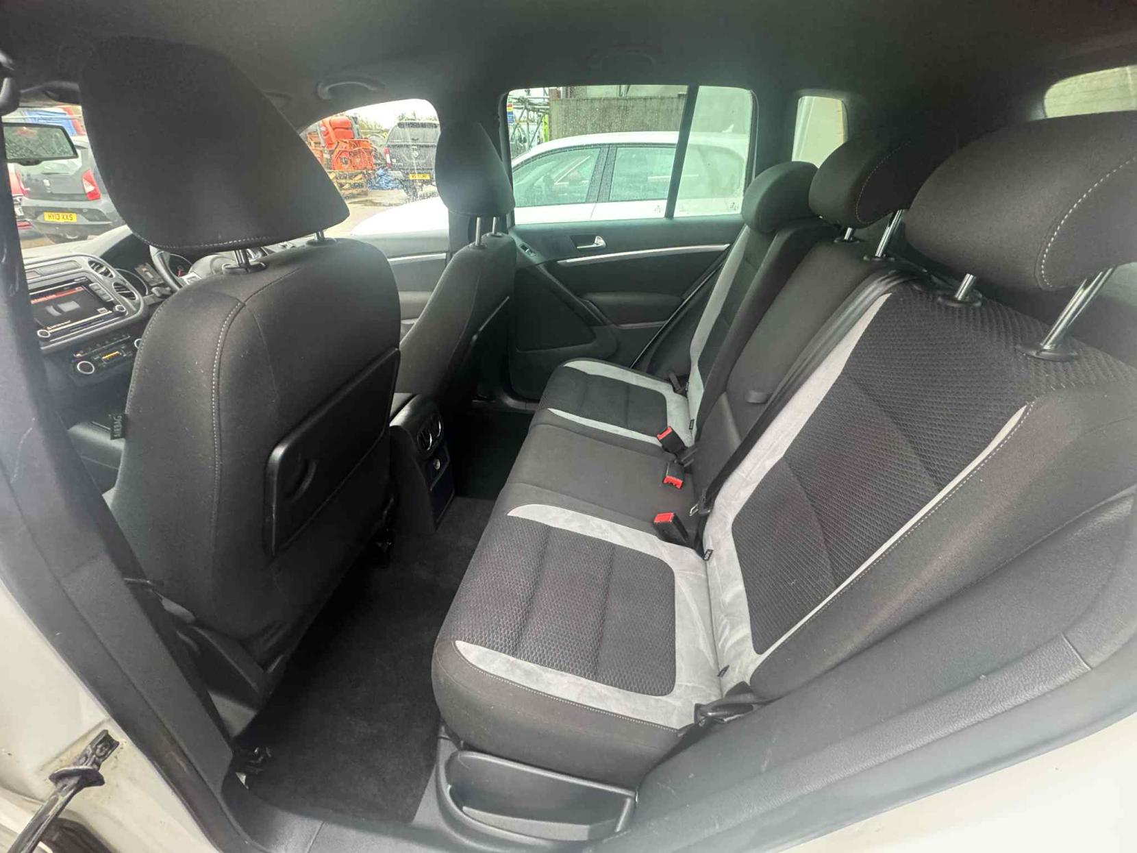 Volkswagen Tiguan 2.0 TDI BlueMotion Tech R-Line SUV 5dr Diesel Manual 4WD Euro 5 (s/s) (140 ps)