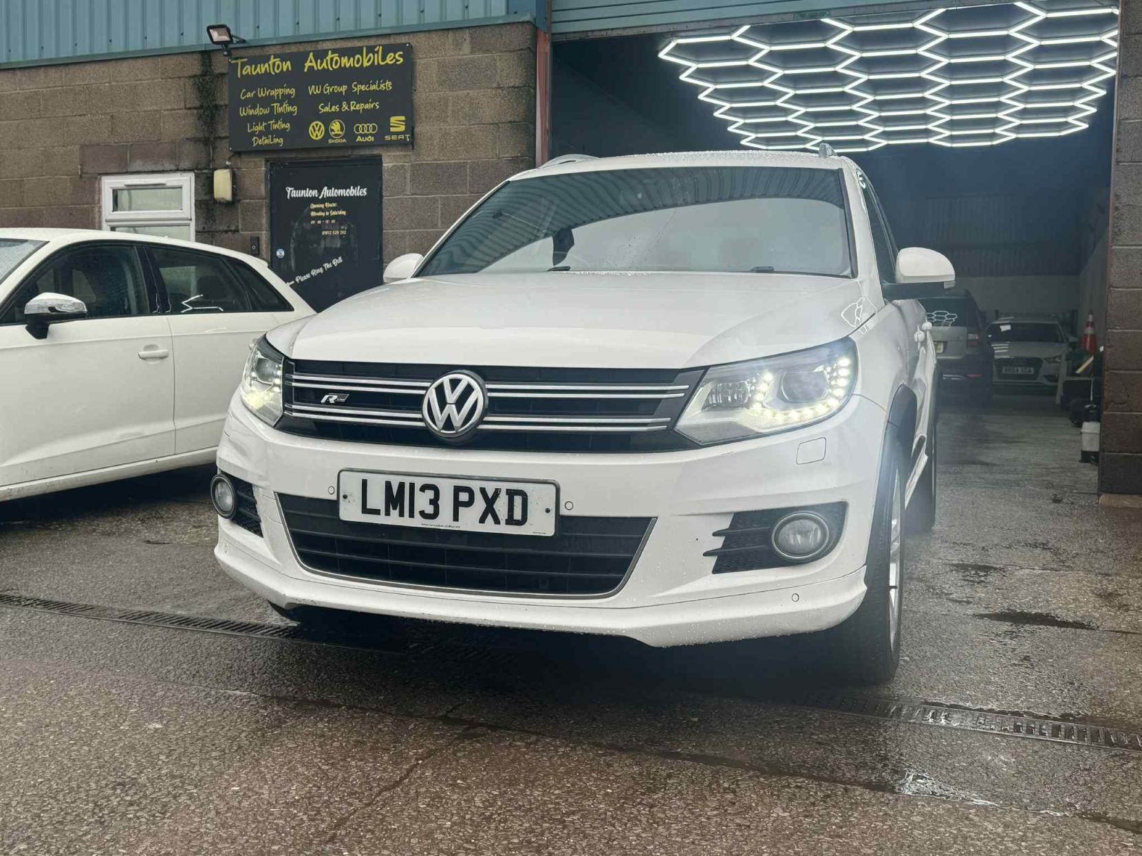 Volkswagen Tiguan 2.0 TDI BlueMotion Tech R-Line SUV 5dr Diesel Manual 4WD Euro 5 (s/s) (140 ps)