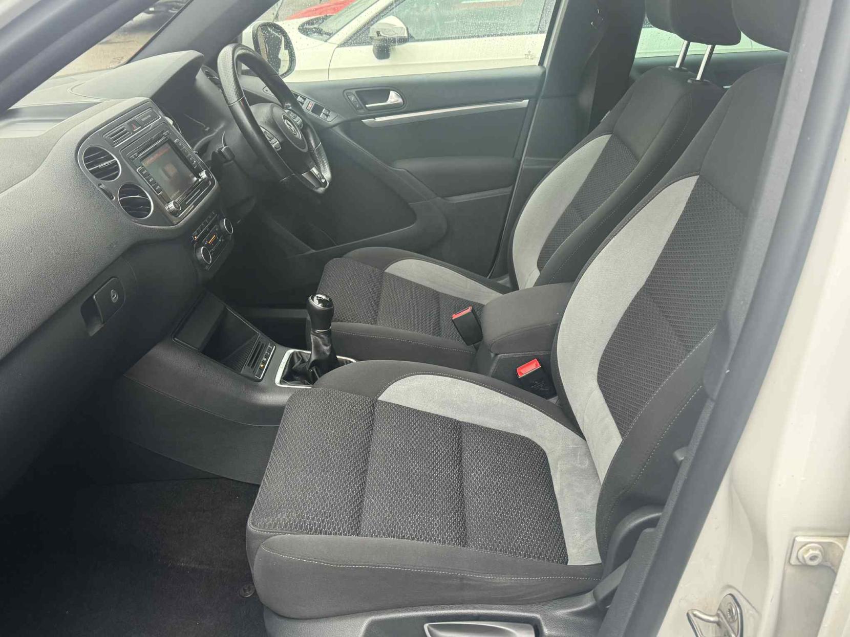 Volkswagen Tiguan 2.0 TDI BlueMotion Tech R-Line SUV 5dr Diesel Manual 4WD Euro 5 (s/s) (140 ps)