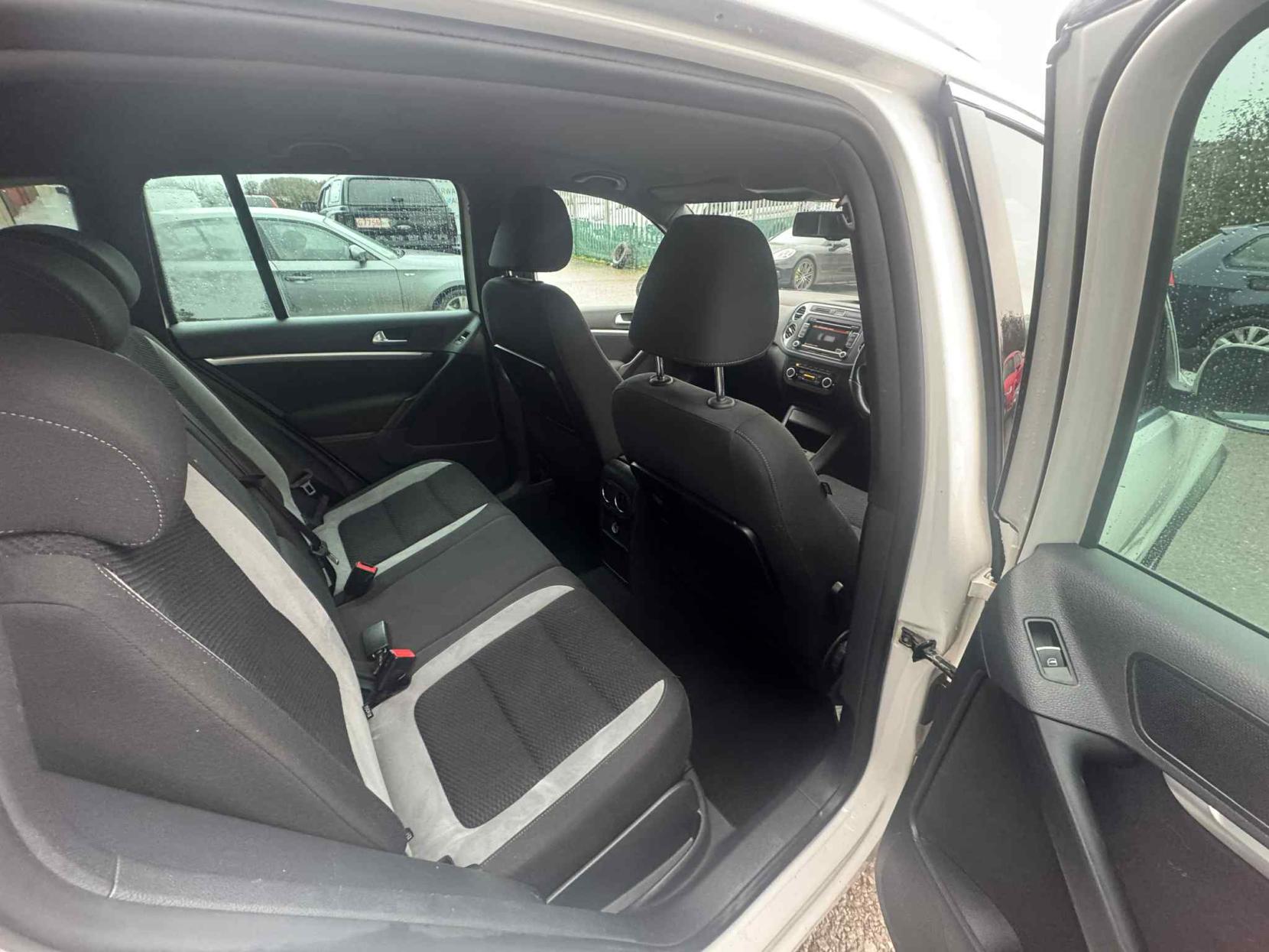 Volkswagen Tiguan 2.0 TDI BlueMotion Tech R-Line SUV 5dr Diesel Manual 4WD Euro 5 (s/s) (140 ps)