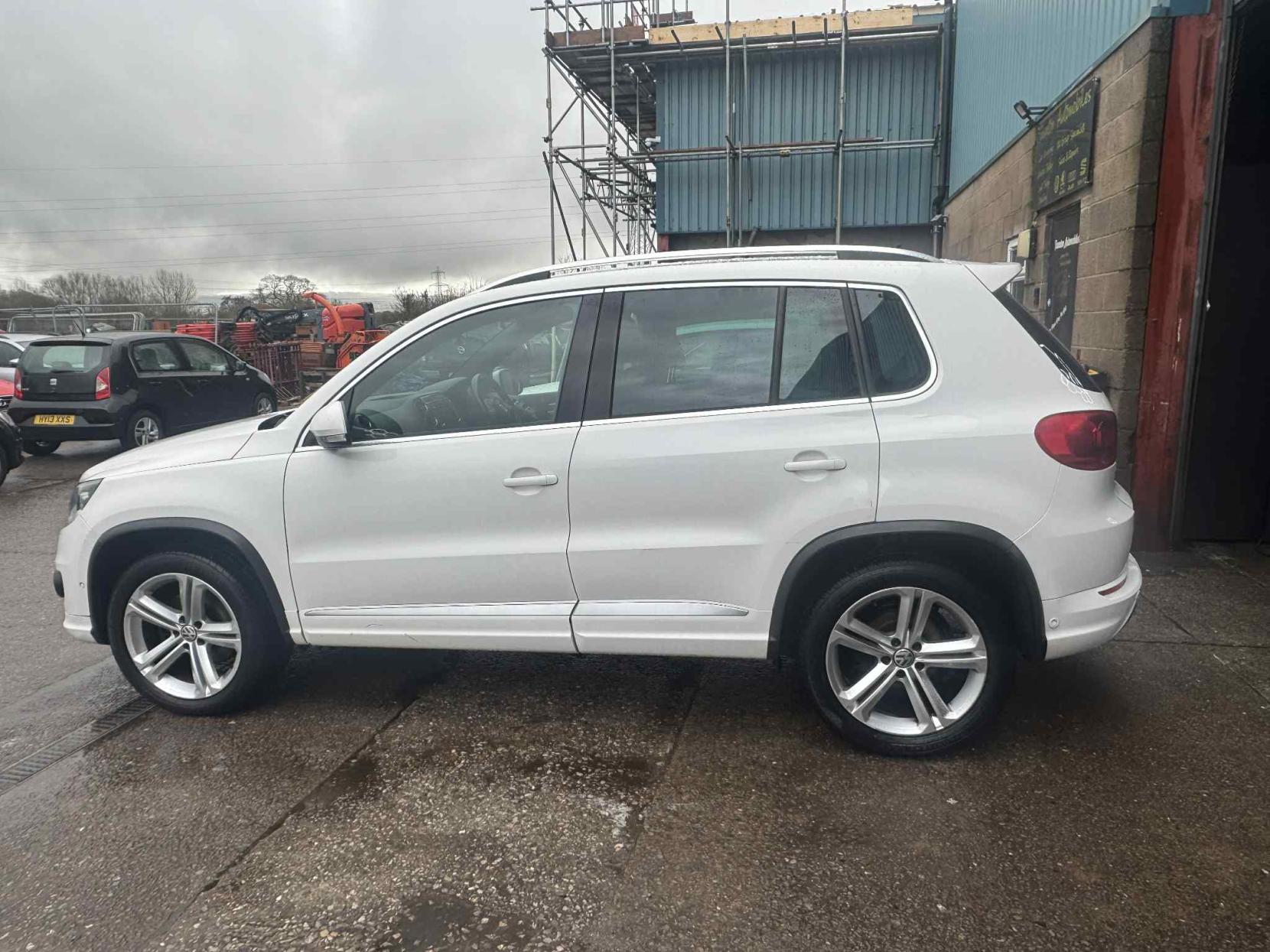 Volkswagen Tiguan 2.0 TDI BlueMotion Tech R-Line SUV 5dr Diesel Manual 4WD Euro 5 (s/s) (140 ps)