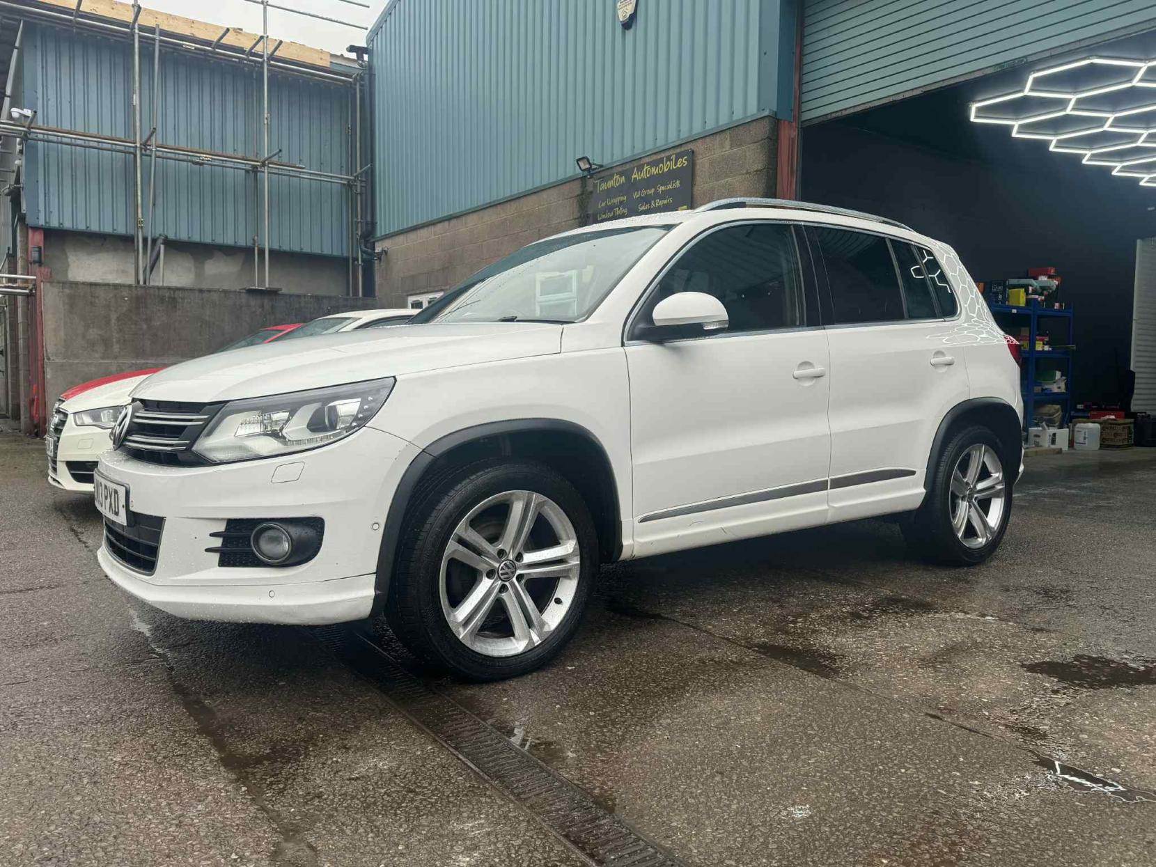 Volkswagen Tiguan 2.0 TDI BlueMotion Tech R-Line SUV 5dr Diesel Manual 4WD Euro 5 (s/s) (140 ps)